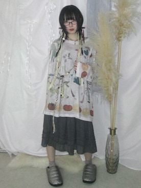 「Never mind the XU / Chikashitsu+（ネバーマインド ザ エックスユー / チカシツプラス）の【Nerd out XU】see-through midium frill banding skirt / 【ナードアウトエックスユー】シースルーミディアムフリルバンディングスカート<着用動画あり>（スカート、グレー系）」を使った、Never mind the XU / Chikashitsu+さん（メンズ・170cm）の夏コーディネート