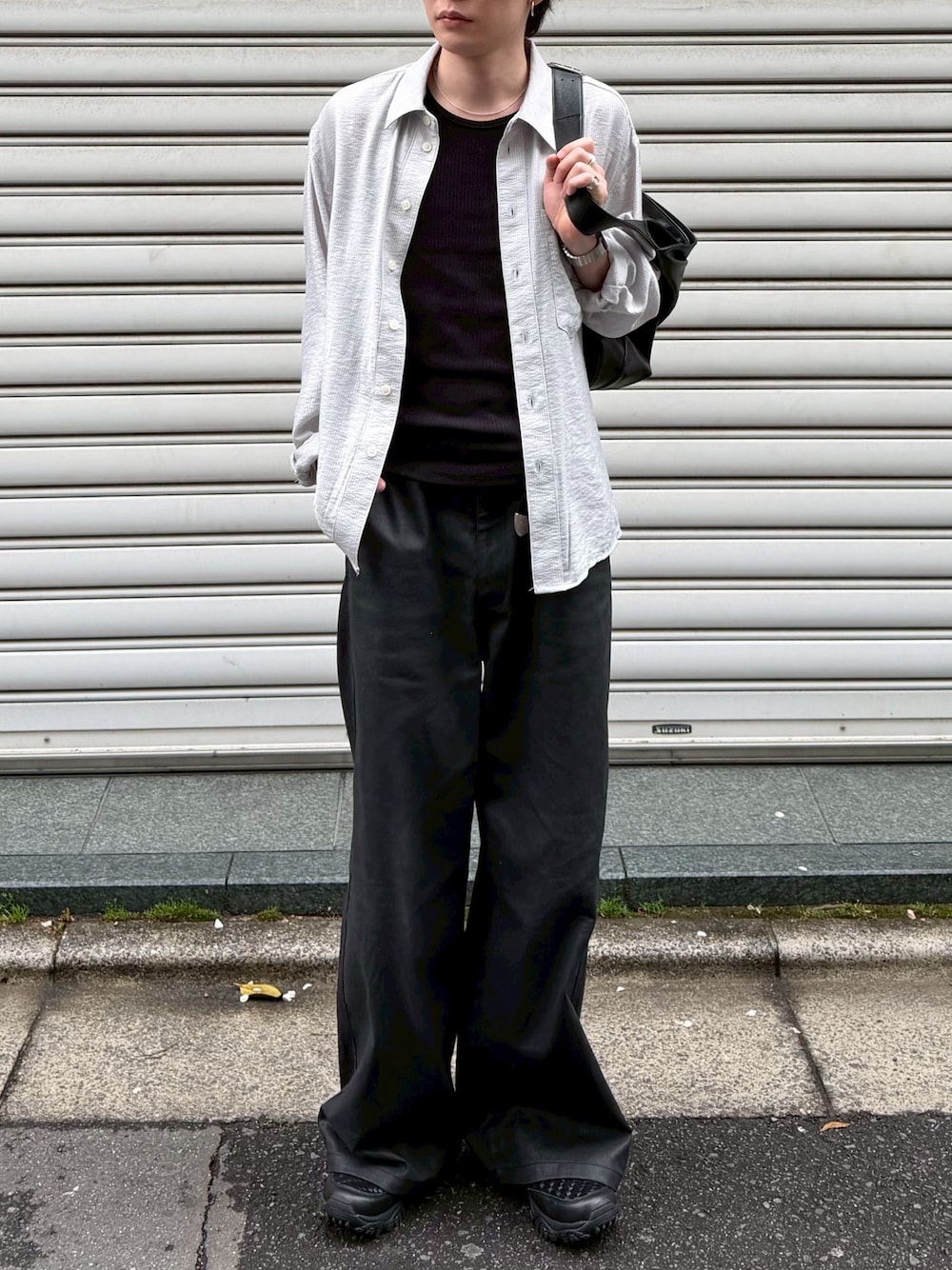 グレー系のシャツ/ブラウス、ブラック系のタンクトップを着用したメンズの春コーディネートの1枚目の写真
