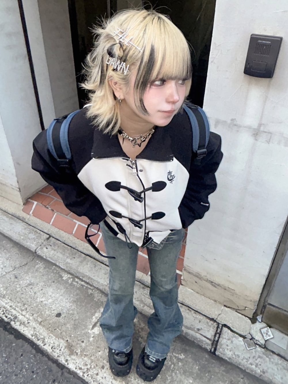 「ジャケット、アウター、バイカラー、ストリート、冬コーデ、デニムパンツ、冬、ヘアアクセ、カジュアルコーデ、ヘアピン」｜「TILLDAWNの韓国ブランド TILLDAWN ティルドーン TILLDAWN HAIRCLIP ロゴ ヘアピン ヘアアクセサリー ヘアクリップ（ヘアピン、ブラック系）」を使った、Never mind the XU / Chikashitsu+さん（レディース・153cm）の冬コーディネートの1枚目の写真