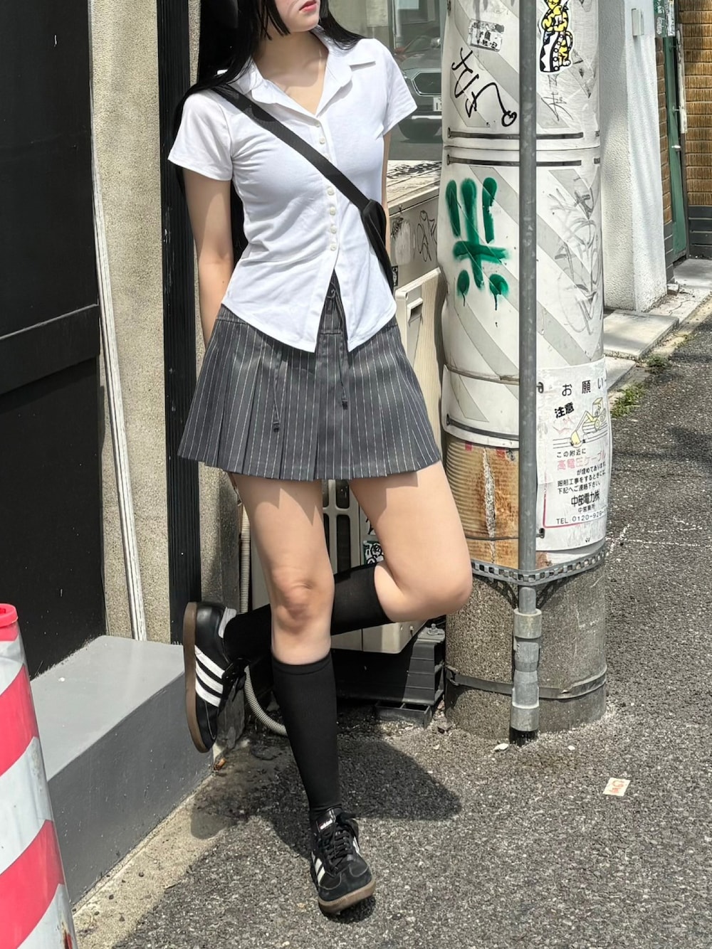 「ポロシャツ、シアー、ハイソックス、スクールガール、ショルダーバッグ、プリーツスカート、スカート、半袖、ミニバッグ、きれいめカジュアル、シンプルコーデ、大人コーデ、大人カジュアル、学生コーデ、プチプラ」｜「Chikashitsu +のストリートファッション Chikashitsu + チカシツプラス slim collar short sleeve シアートップス シアーシャツ 半袖シャツ スリムシャツ 半袖トップス シースルートップス 韓国ファッション 韓国ストリート（シャツ/ブラウス、ホワイト系）」を使った、Never mind the XU / Chikashitsu+さん（レディース・170cm）の夏コーディネートの1枚目の写真