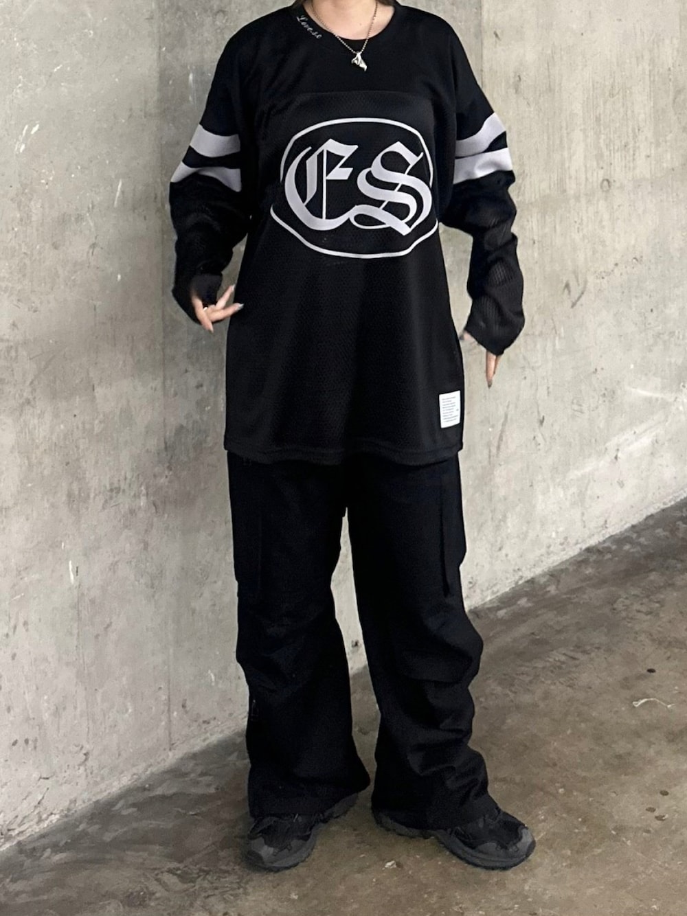 ブラック系のTシャツ/カットソー、ブラック系のデニムパンツを着用したレディースの夏コーディネートの1枚目の写真