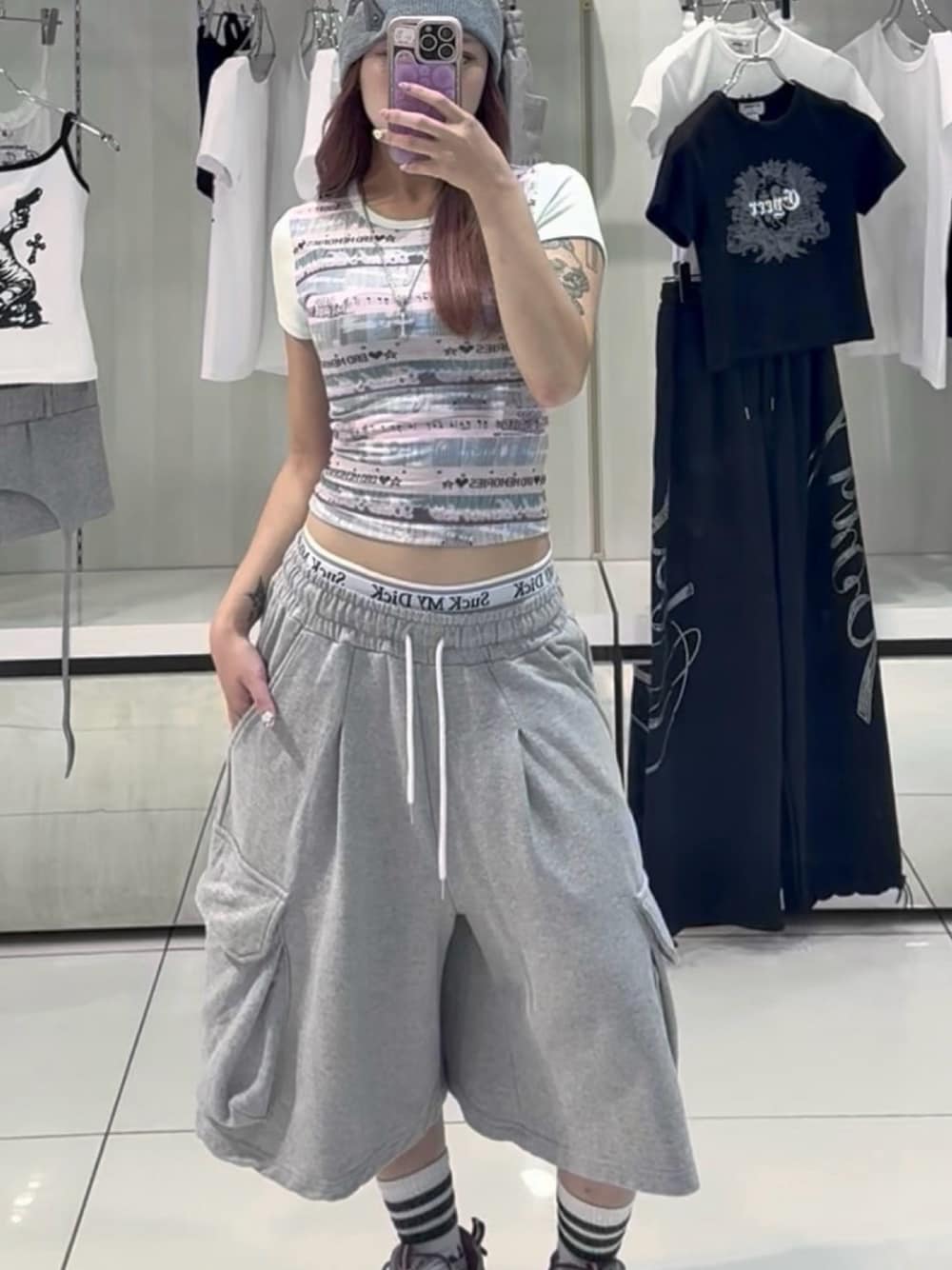 グレー系のニットキャップ/ビーニーを着用したレディースの秋コーディネートの1枚目の写真