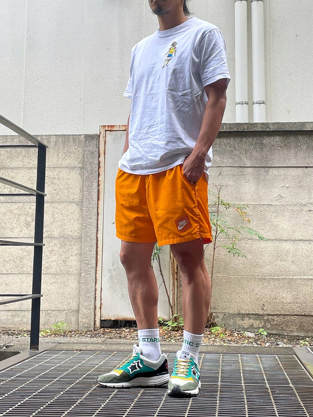 ベージュ系のスニーカー、ホワイト系のTシャツ/カットソー、オレンジ系のその他パンツを着用したメンズの夏コーディネートの1枚目の写真