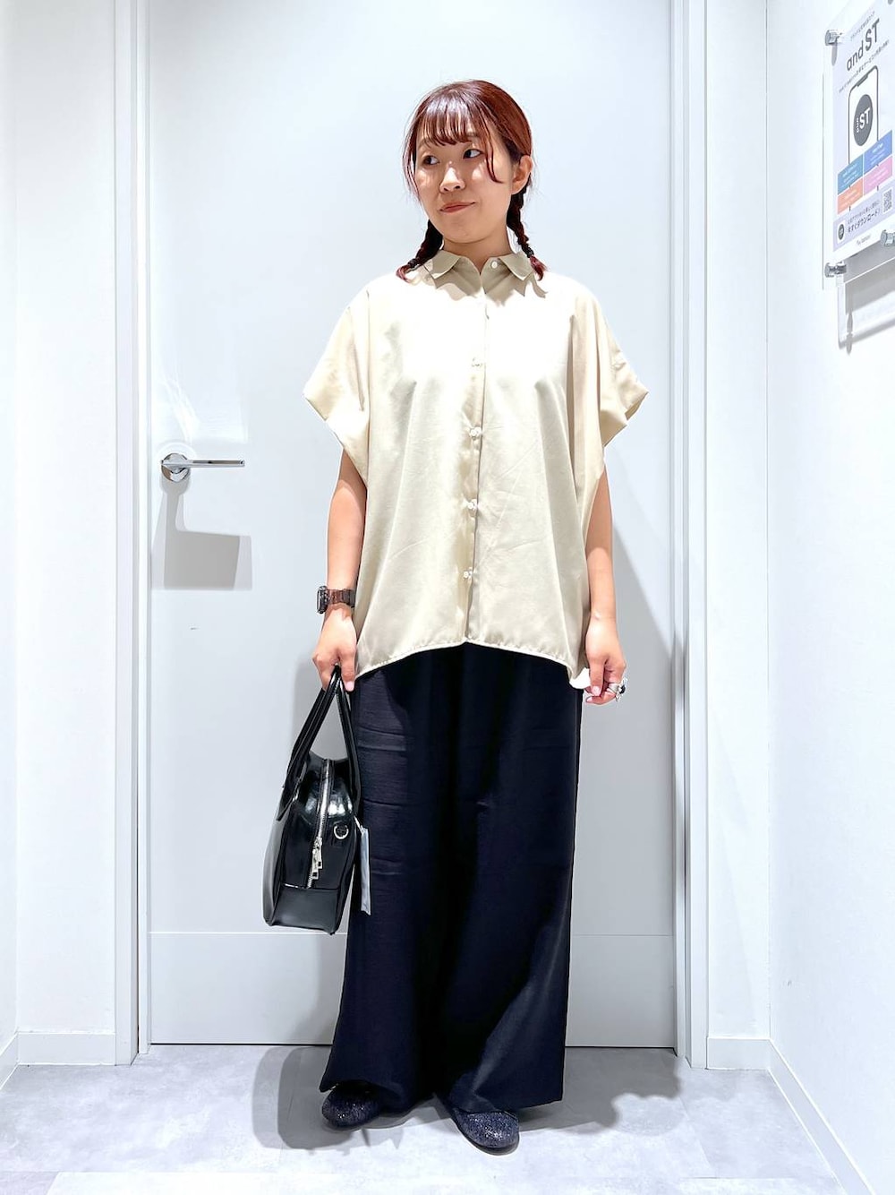 「リラックス、体型カバー、GLOBAL WORK、まちがいない服_GLOBAL WORK、きれいめ、ブラウス、ワイドパンツ、夏コーデ」｜「GLOBAL WORKのスペ軽2WAYスクエアボストン/252305（ボストンバッグ、ブラック系）」を使った、manayan0602さん（レディース・158cm）の夏コーディネートの1枚目の写真