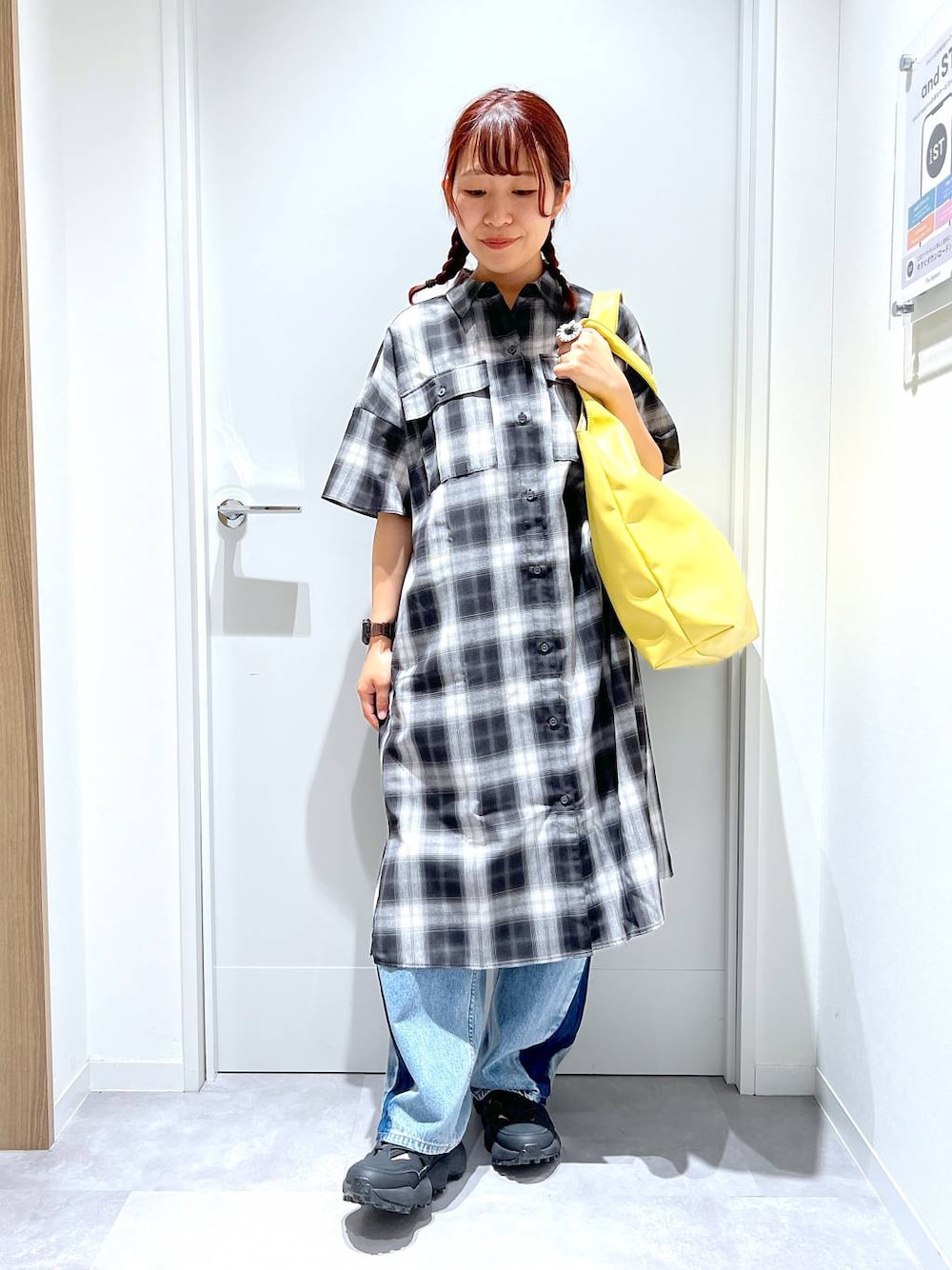 「カジュアル、リラックス、体型カバー、GLOBAL WORK、まちがいない服_GLOBAL WORK、ワンピース、デニムパンツ、レイヤードスタイル」｜「GLOBAL WORKの着丈選べるリネンワンピース半袖/321404（ワンピース、ブラック系）」を使った、manayan0602さん（レディース・158cm）の夏コーディネートの1枚目の写真