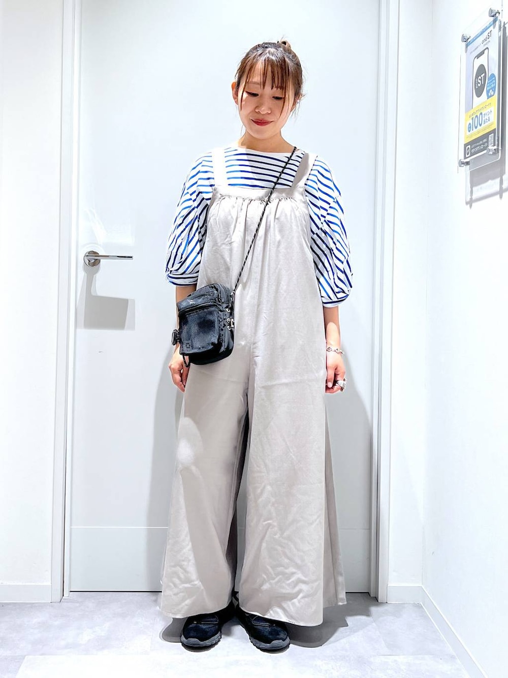 「カジュアル、リラックス、体型カバー、GLOBAL WORK、まちがいない服_GLOBAL WORK、サロペット、Tシャツ」｜「GLOBAL WORKのリッチクリーン袖ねじり6分袖/289400（Tシャツ/カットソー、ブルー系）」を使った、manayan0602さん（レディース・158cm）の春コーディネートの1枚目の写真