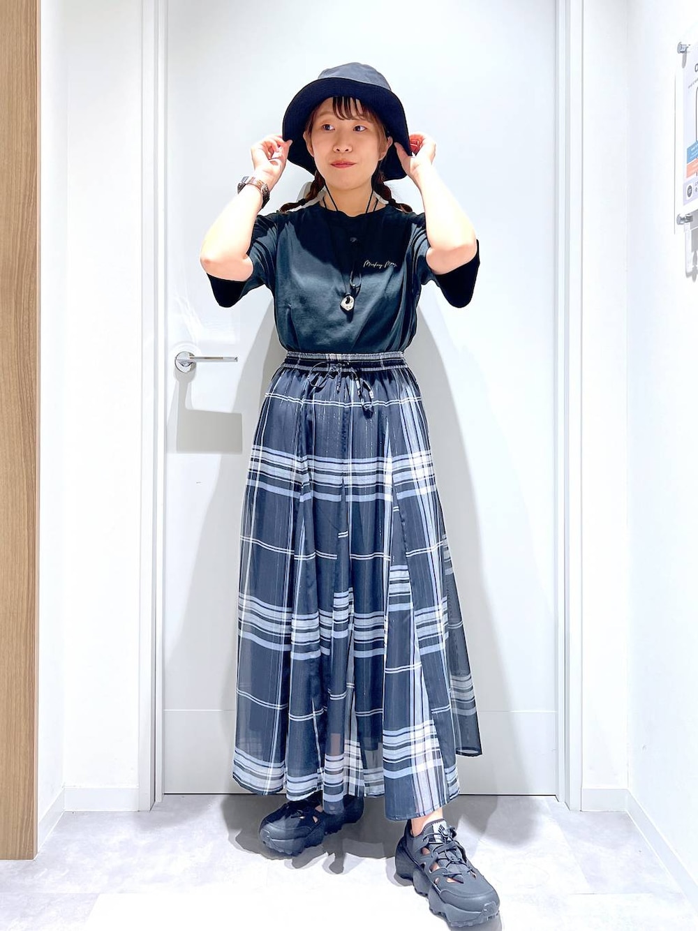 「リラックス、体型カバー、GLOBAL WORK、まちがいない服_GLOBAL WORK、ガーリー、スカート、Tシャツ、夏コーデ」｜「GLOBAL WORKのエアリーリラックスフレアスカート/147678（スカート、ブルー系）」を使った、manayan0602さん（レディース・158cm）の春コーディネートの1枚目の写真
