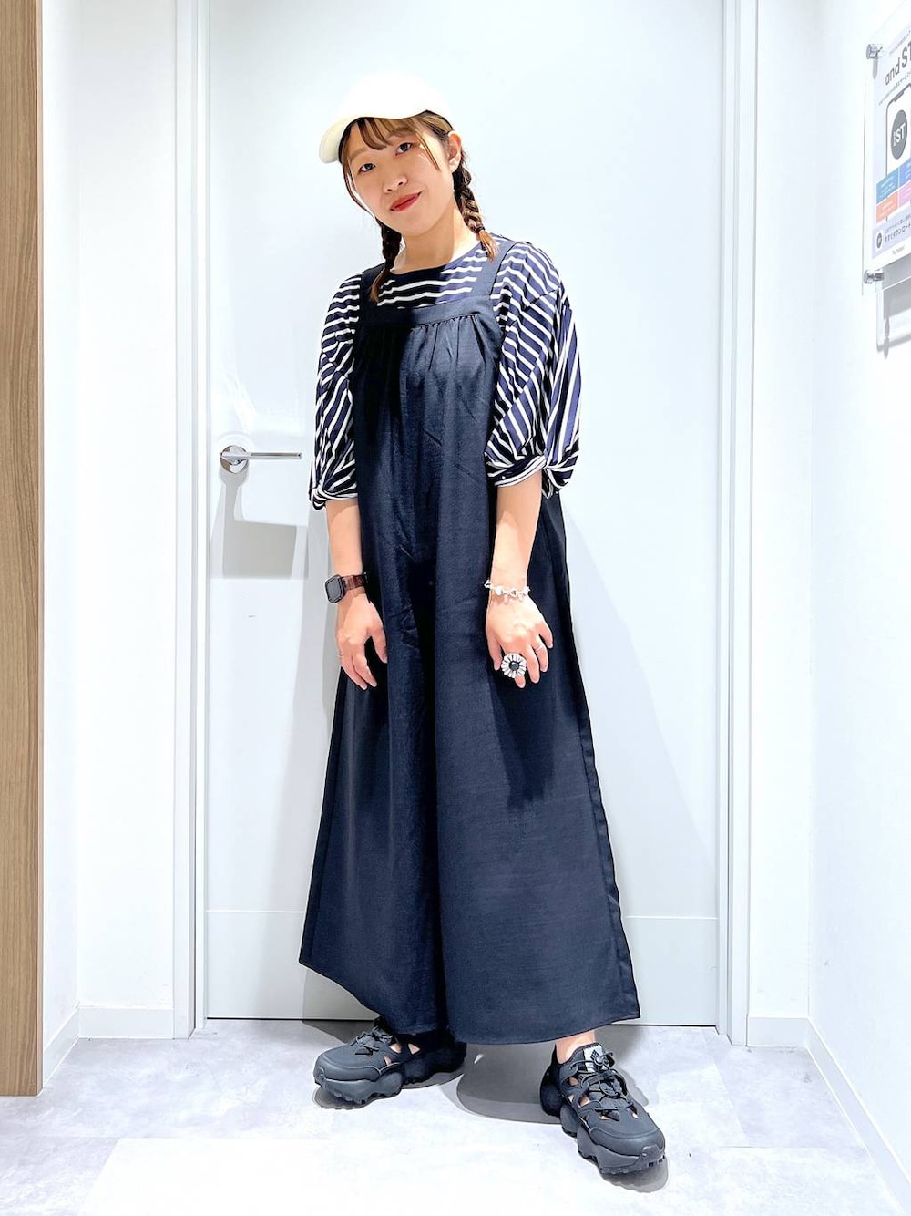 「カジュアル、リラックス、体型カバー、GLOBAL WORK、まちがいない服_GLOBAL WORK、サロペット、ゆったり、夏コーデ、大人カジュアル」｜「GLOBAL WORKのリッチクリーン袖ねじり6分袖/289400（Tシャツ/カットソー、ブルー系）」を使った、manayan0602さん（レディース・158cm）の春コーディネートの1枚目の写真