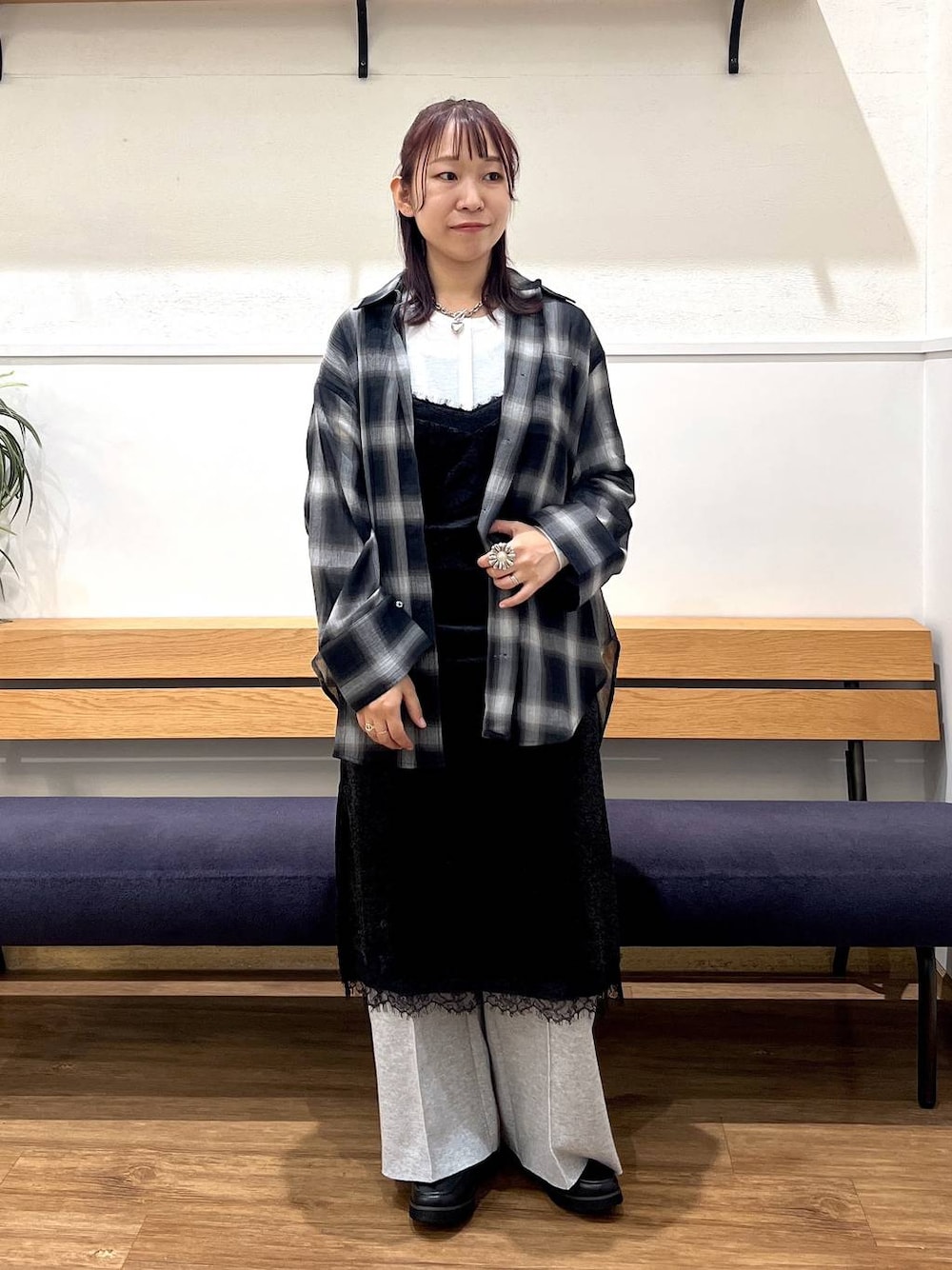 ホワイト系のTシャツ/カットソー、ブラック系のローファー、ブラック系のシャツ/ブラウスを着用したレディースの夏コーディネートの1枚目の写真