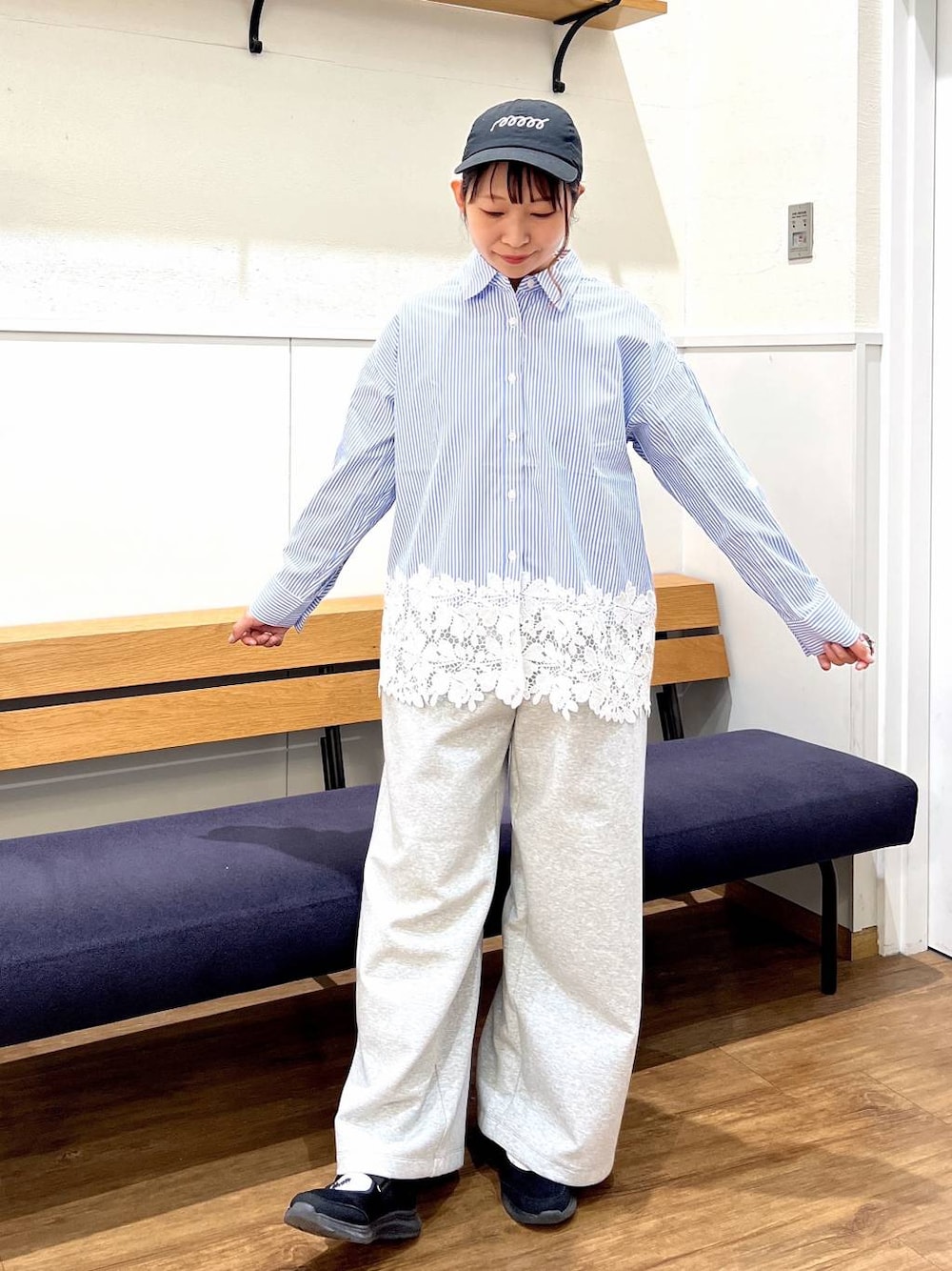 グレー系のスウェットパンツ、ブルー系のシャツ/ブラウスを着用したレディースの春コーディネートの1枚目の写真