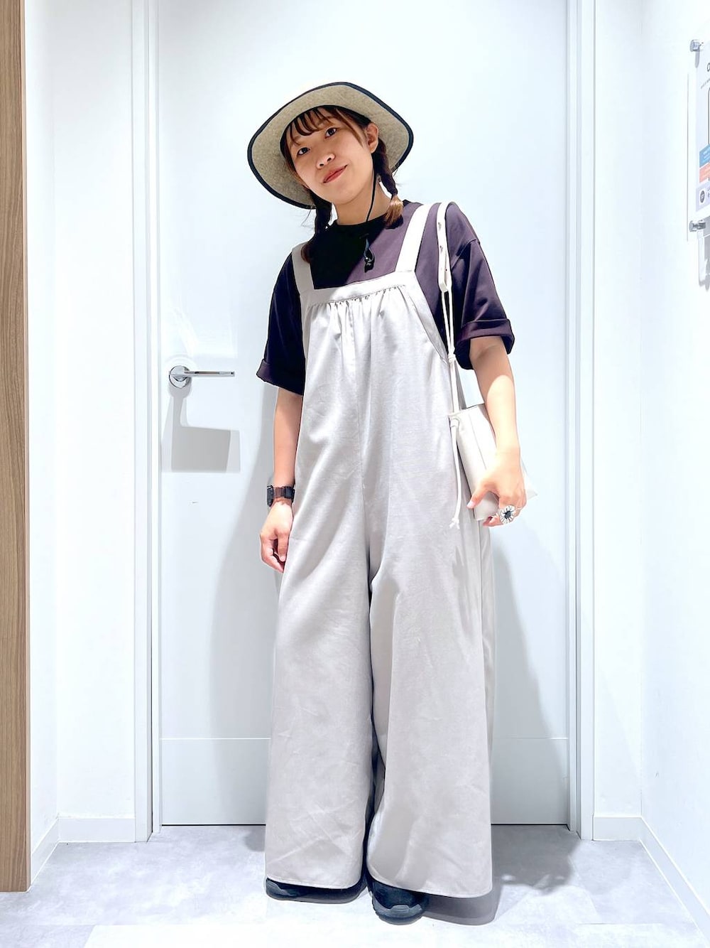 「カジュアル、リラックス、体型カバー、GLOBAL WORK、まちがいない服_GLOBAL WORK、サロペット、夏コーデ」｜「GLOBAL WORKのエアかるクッションコードスニーカー/290669（スニーカー、ブラック系）」を使った、manayan0602さん（レディース・158cm）の春コーディネートの1枚目の写真