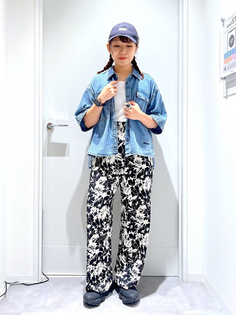 ブルー系のシャツ/ブラウス、ブラック系のその他パンツを着用したレディースの夏コーディネートの1枚目の写真