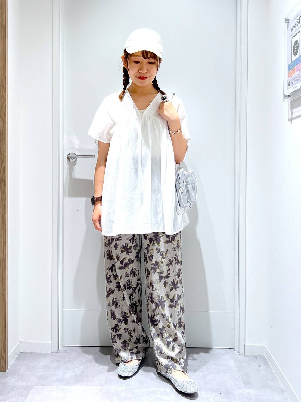 「カジュアル、リラックス、体型カバー、GLOBAL WORK、まちがいない服_GLOBAL WORK、夏コーデ、ゆったり、ブラウス、ワイドパンツ」｜「GLOBAL WORKのらくっション撥水バレエ/135873（バレエシューズ、シルバー系）」を使った、manayan0602さん（レディース・158cm）の春コーディネートの1枚目の写真
