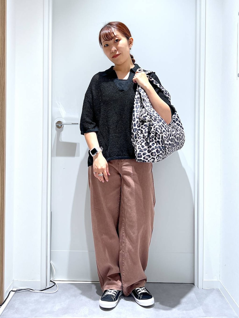 その他のトートバッグ、ブラウン系のデニムパンツ、ブラック系のニット/セーターを着用したレディースの夏コーディネートの1枚目の写真