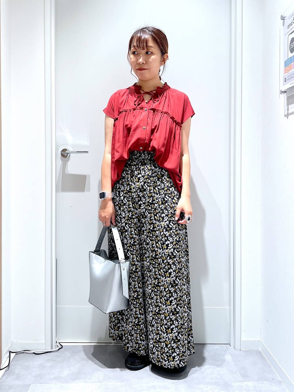 「GLOBAL WORK、まちがいない服_GLOBAL WORK、接触冷感、ブラウス、ワイドパンツ、カジュアル、リラックス、体型カバー」｜「GLOBAL WORKのさらさらリラックスイージーパンツ/498356（その他パンツ、グレー系）」を使った、manayan0602さん（レディース・158cm）の夏コーディネートの1枚目の写真