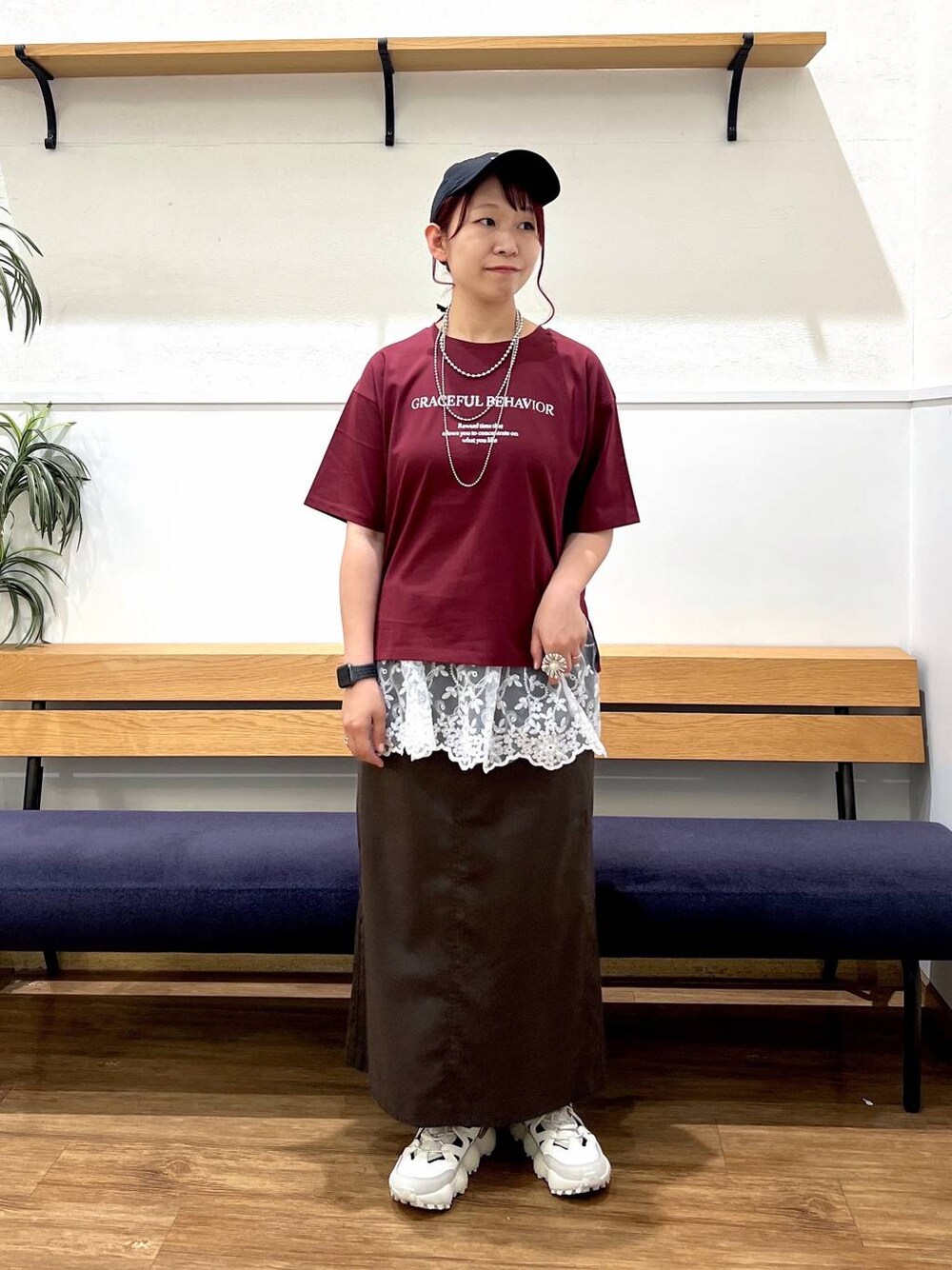 ブラウン系のスカート、レッド系のTシャツ/カットソー、ホワイト系のベルトを着用したレディースの夏コーディネートの1枚目の写真