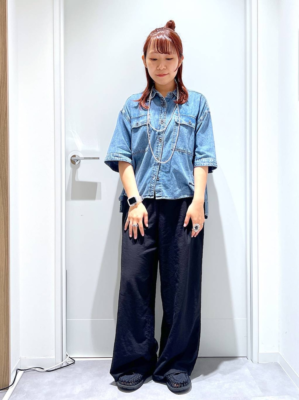 「体型カバー、GLOBAL WORK、GOOD DENIM_GLOBAL WORK、デニムシャツ、ワイドパンツ、カジュアル、リラックス、まちがいない服_GLOBAL WORK」｜「GLOBAL WORKのGOODデニムシャツ半袖/288639（シャツ/ブラウス、ブルー系）」を使った、manayan0602さん（レディース・158cm）の夏コーディネートの1枚目の写真