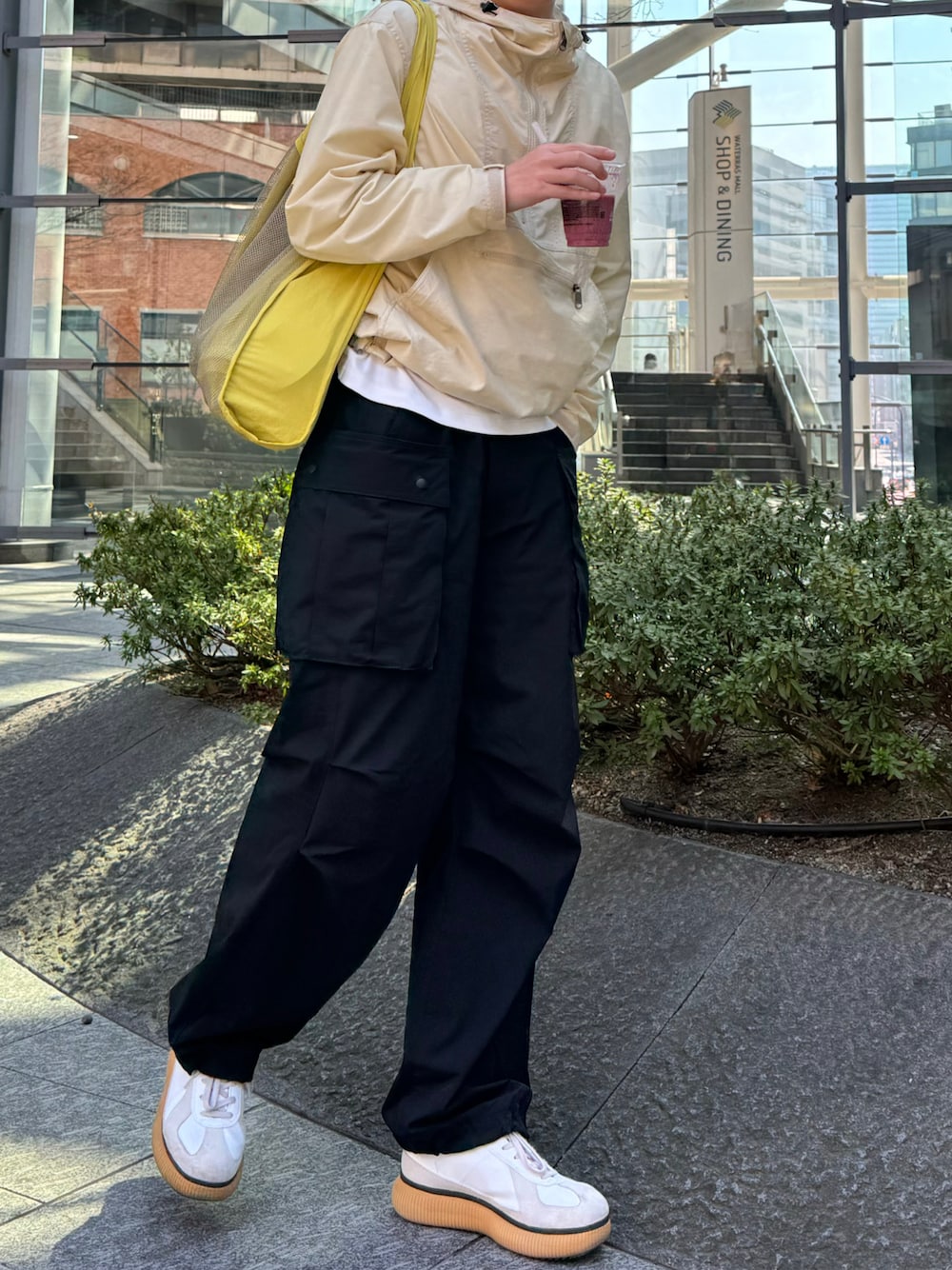 カーゴパンツ（ブラック系）を使った「オニツカタイガー」の人気