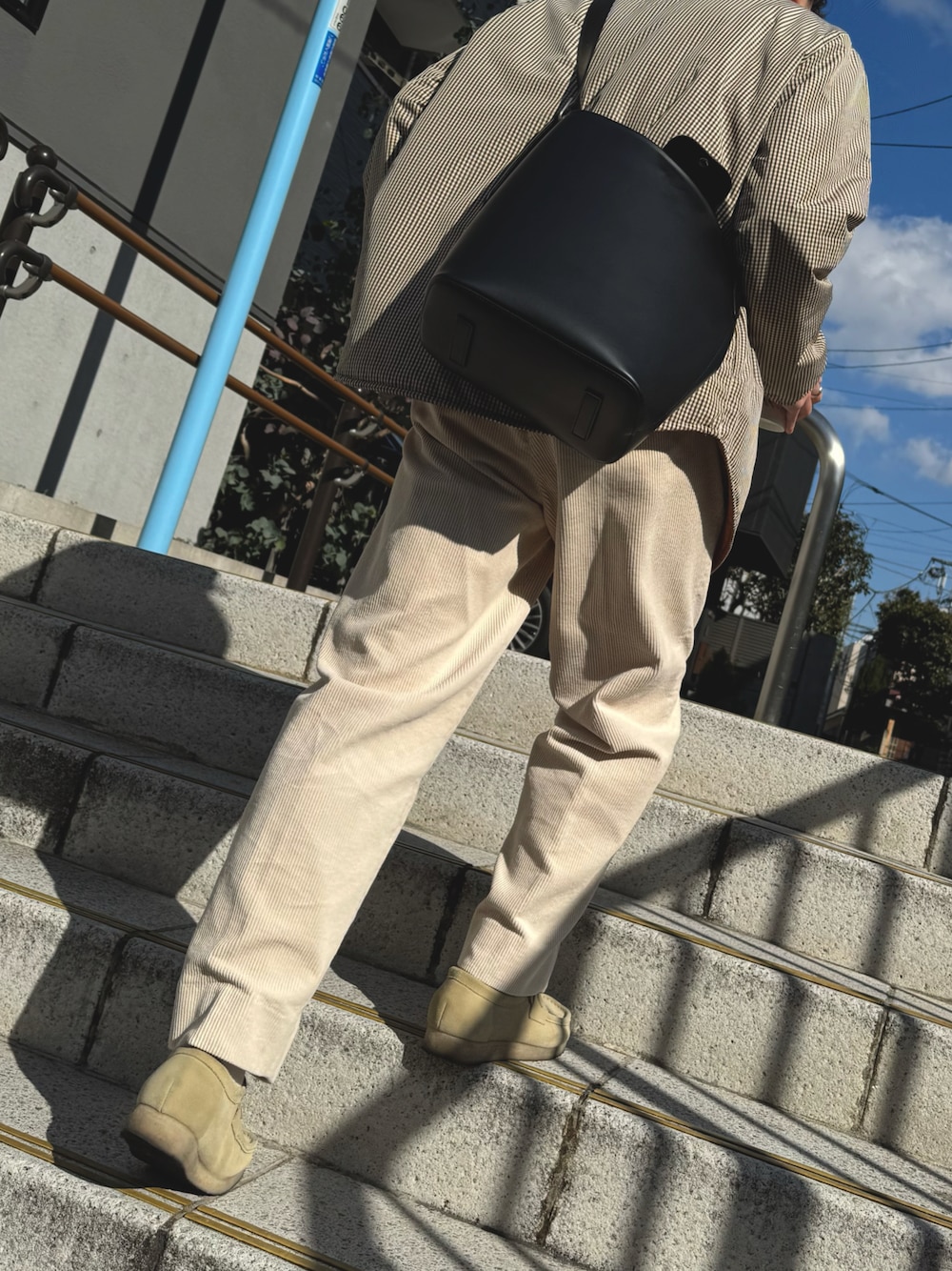 「UNIQLO、ユニクロ、LACOSTE、ラコステ、STEVEN ALAN、休日スタイル、休日コーデ、clarks、クラークス、カジュアル、シンプルコーデ、ローファー、おでかけコーデ、メンズファッション、春めき満開コーデ」｜「Steven Alanのアイテム（スラックス、ホワイト系）」を使った、柳木 賢太/Yanagi Kentaさん（メンズ・173cm）の春コーディネートの1枚目の写真