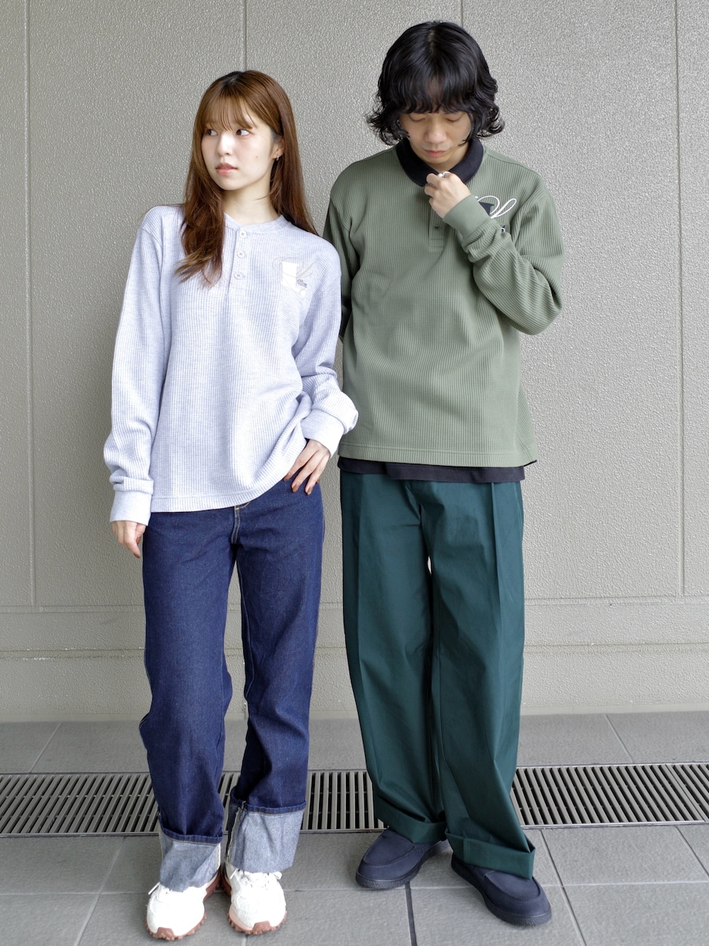 グリーン系のチノパンツ、ブラック系のドレスシューズ、グレー系のTシャツ/カットソーを着用したメンズの秋コーディネートの1枚目の写真