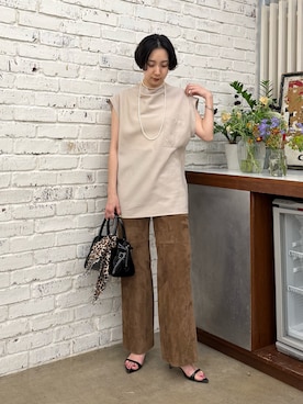 「Whim Gazette（ウィムガゼット）のゴートスエードパンツ（その他パンツ、ブラウン系）」を使った、AZUMIさん（レディース・160cm）の春コーディネート