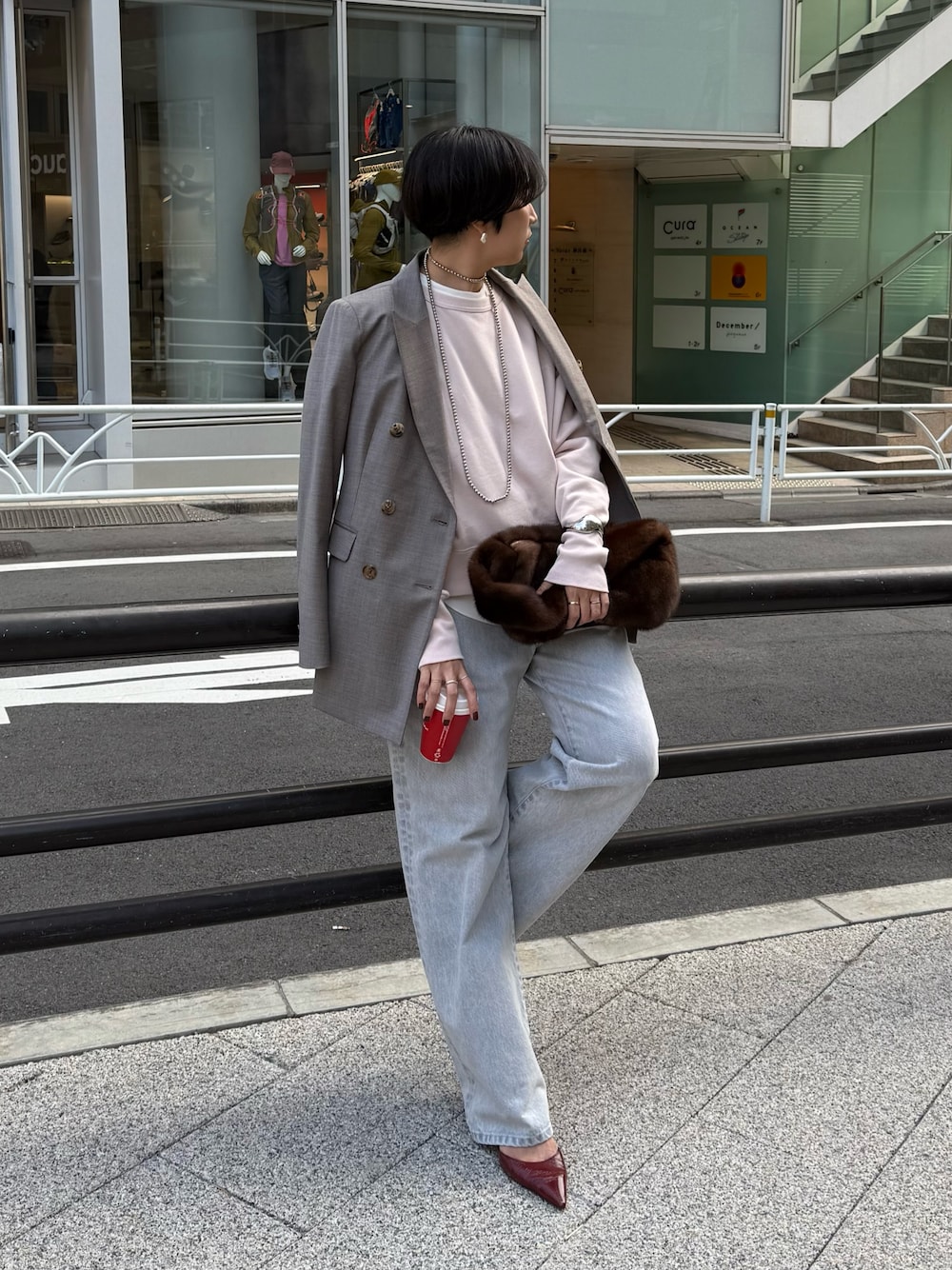 グレー系のテーラードジャケット、ホワイト系のシャツ/ブラウス、グレー系のデニムパンツを着用したレディースの秋コーディネートの1枚目の写真