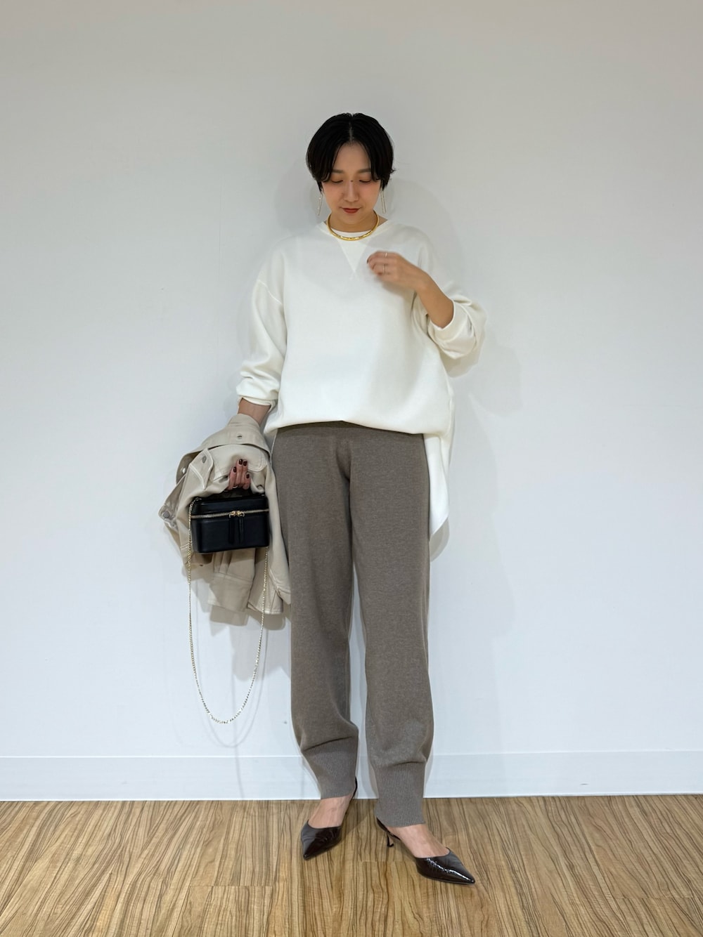 ホワイト系のシャツ/ブラウス、ベージュ系のシャツ/ブラウス、ブラック系のショルダーバッグを着用したレディースの秋コーディネートの1枚目の写真
