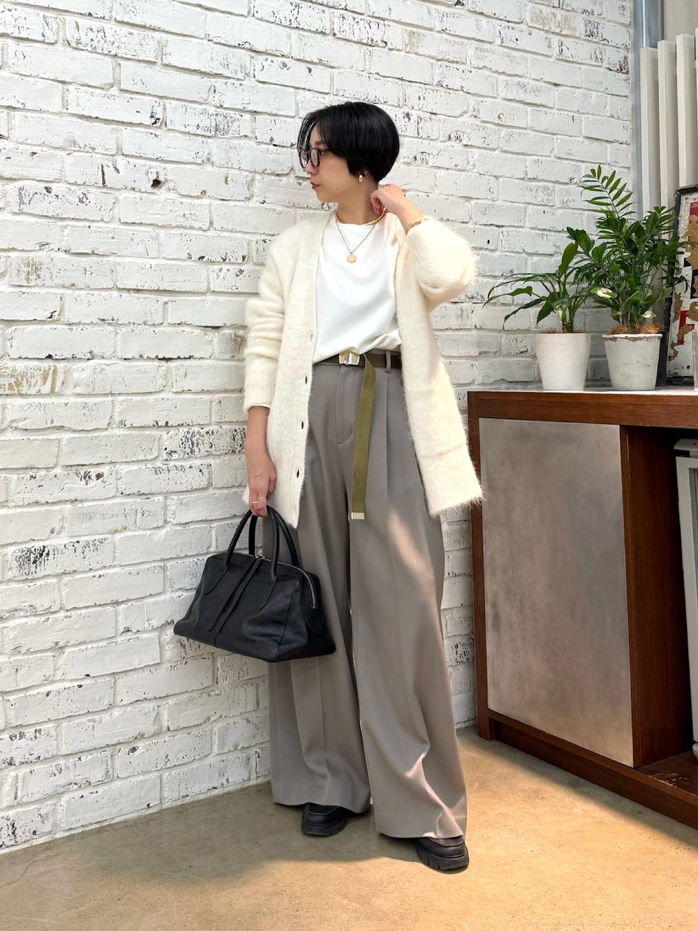 ホワイト系のシャツ/ブラウス、ベージュ系のその他パンツ、ブラック系のトートバッグを着用したレディースの秋コーディネートの1枚目の写真