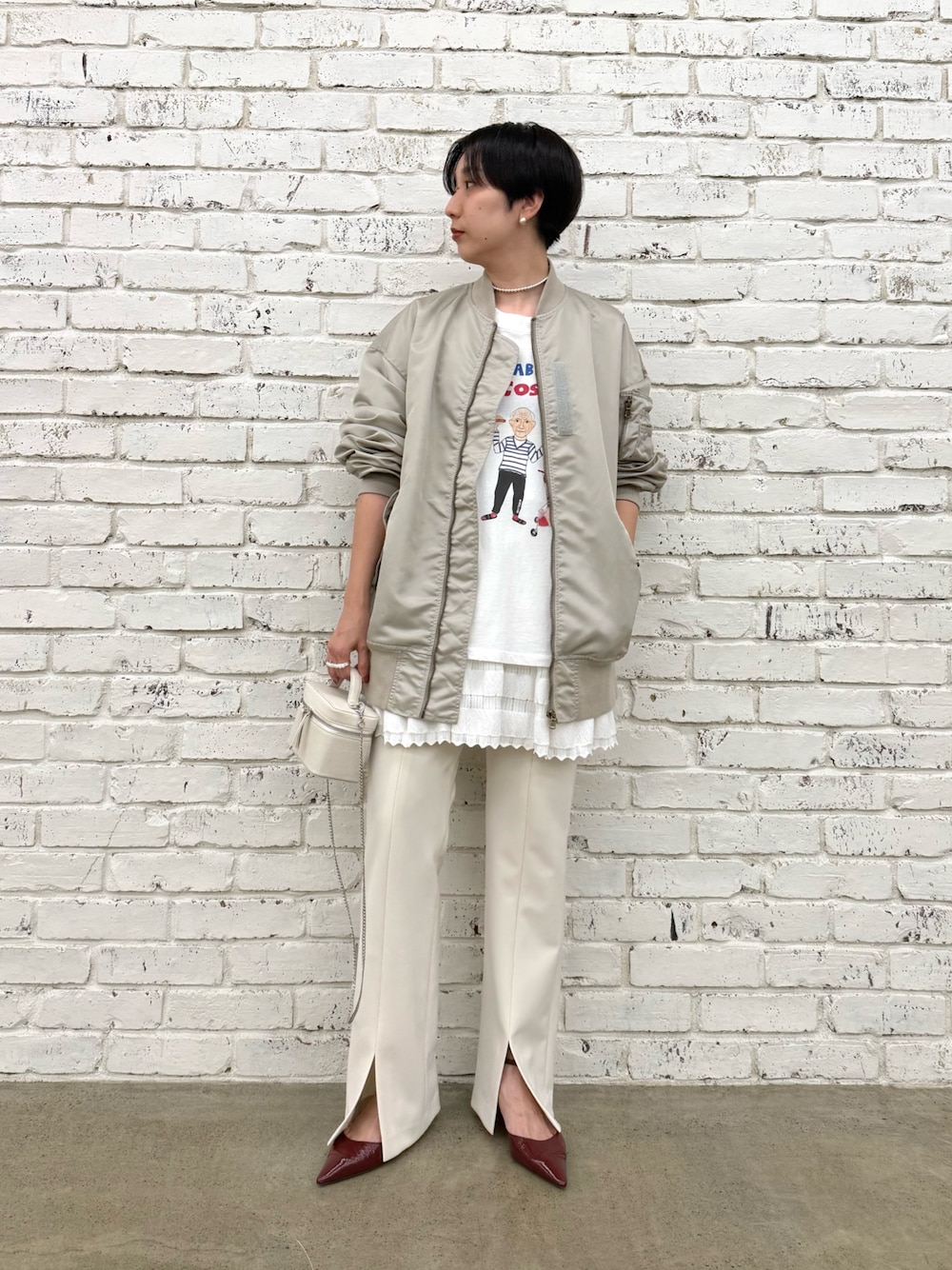「ワントーンコーデ、MA-1、ロゴT、プリントT、パンツスタイル、ショートヘア、ママコーデ、大人カジュアル、大人コーデ、オトナ女子、オトナカジュアル、whimgazette、ウィムガゼット、白Tシャツ、休日スタイル」｜「Whim Gazetteの【Hoaw.】Tiny Ball ピアス（ピアス（両耳用）、シルバー系）」を使った、AZUMIさん（レディース・160cm）の夏コーディネートの1枚目の写真