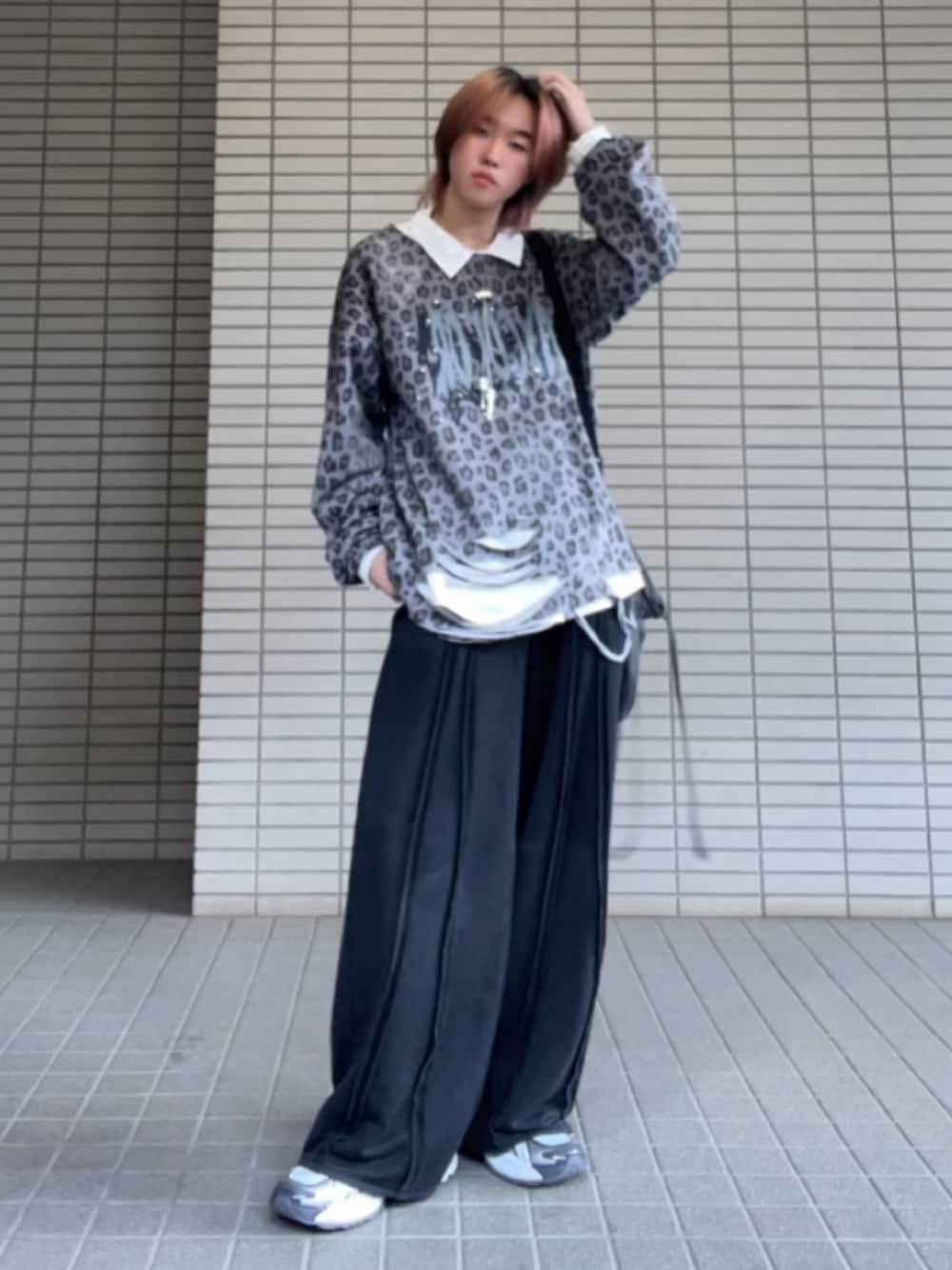 グレー系のTシャツ/カットソー、ホワイト系のシャツ/ブラウス、ブラック系のスウェットパンツを着用したメンズの冬コーディネートの1枚目の写真