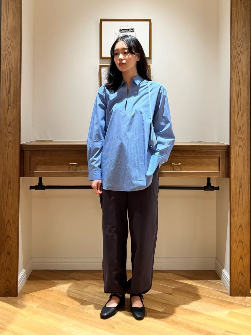 ブラック系のバレエシューズ、ブルー系のシャツ/ブラウス、ブラック系のスウェットパンツを着用したレディースの冬コーディネートの1枚目の写真