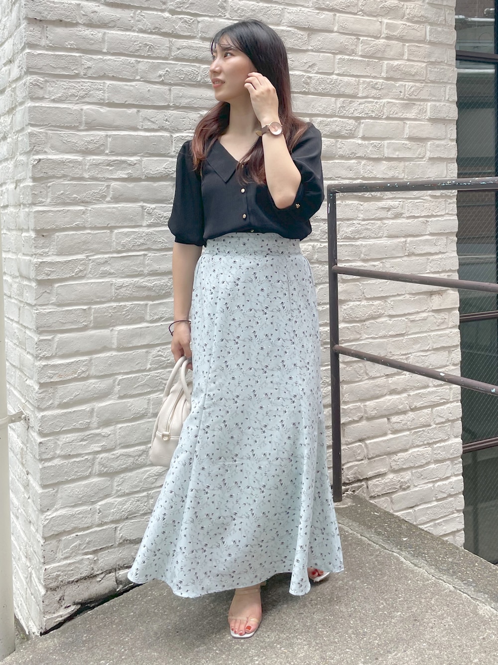 ブラック系のシャツ/ブラウス、グリーン系のスカートを着用したレディースの夏コーディネートの1枚目の写真