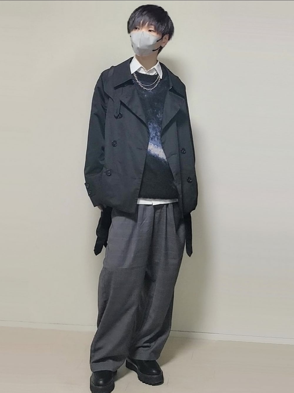 「ジャケット、きれいめカジュアル、キレイめ、スラックス、低身長、低身長コーデ、ニット」｜「AIVERのAIVER　ショートラグラントレンチコート（トレンチコート、ブラック系）」を使った、taku3418さん（メンズ・158cm）の冬コーディネートの1枚目の写真