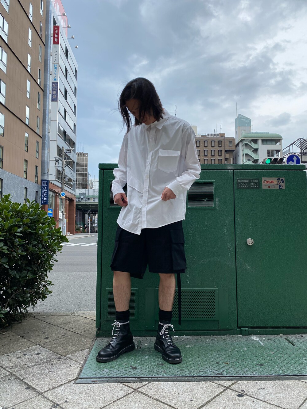 「夏コーデ、メンズファッション、シンプル、シンプルスタイル、ダンケシェーン、モノトーン、Danke schon、サルバム、sulvam、Dr.Martens、LHP大阪、LHP」｜「DANKE SCHONのDankeschon/ダンケシェーン/リメイクカーゴショーツ（カーゴパンツ、ブラック系）」を使った、Ryunosuke Ikedaさん（メンズ・173cm）の夏コーディネートの1枚目の写真