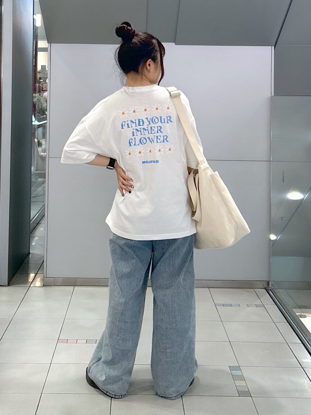 「ミルクフェド、MILKFED.、ミルクフェド(MILKFED.)、Tシャツ、デニムパンツ、ワイドデニム、ショルダーバッグ、キャンバスバッグ、白Tシャツ、グラフィックＴ、フラワープリント、春夏コーデ、お出かけコーデ、シンプルコーデ、今日のコーデ」｜「MILKFED.のBAR AND UNDER LOGO BIG CANVAS BAG / ロゴ キャンバストートバッグ /A4収納（トートバッグ、ホワイト系）」を使った、レイナさん（レディース・154cm）の春コーディネートの1枚目の写真