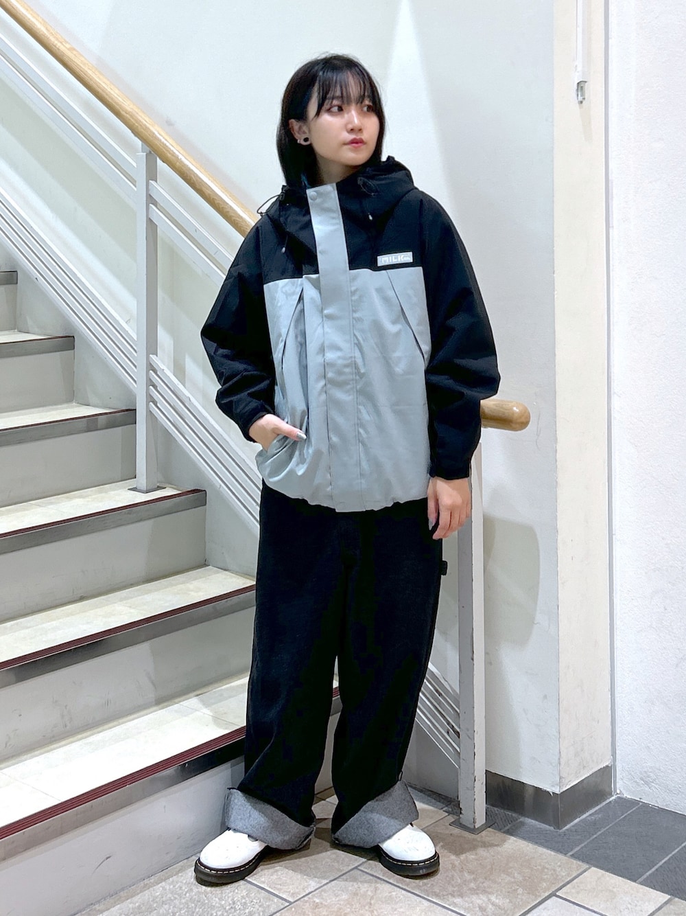 「ミルクフェド、ミルクフェド(MILKFED.)、MILKFED.、オーバーオール、サロペット、マウンテンパーカー、ジャケット、シンプルコーデ、ボーイズライク、メンズライク、ユニセックス、Dr.Martens、登山、秋先取りコーデ、秋服コーデ」｜「MILKFED.のBICOLOR LOGO MOUNTAIN PARKA（マウンテンパーカー、ブラック系）」を使った、レイナさん（レディース・154cm）の秋コーディネートの1枚目の写真