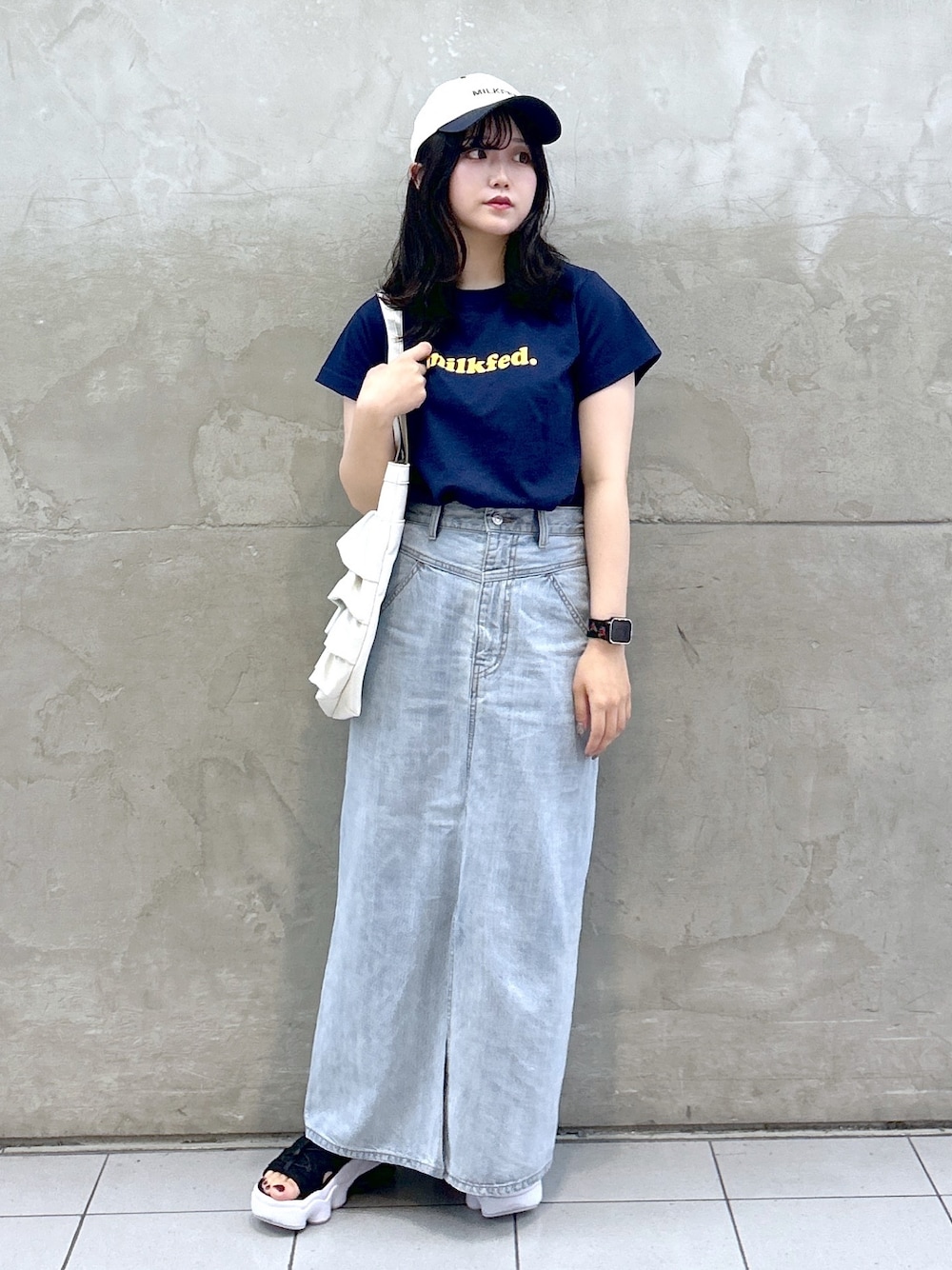 「ミルクフェド、ミルクフェド(MILKFED.)、MILKFED.、デートコーデ、デニムスカート、NEW ERA、キャップ女子、チビT、フリルバッグ、夏コーデ、夏だ！Tシャツ着よう！、シンプルスタイル、大人コーデ、オトナカジュアル、カラーコーデ」｜「MILKFED.のCOOPER LOGO COMPACT S/S TEE（Tシャツ/カットソー、ブルー系）」を使った、レイナさん（レディース・154cm）の夏コーディネートの1枚目の写真