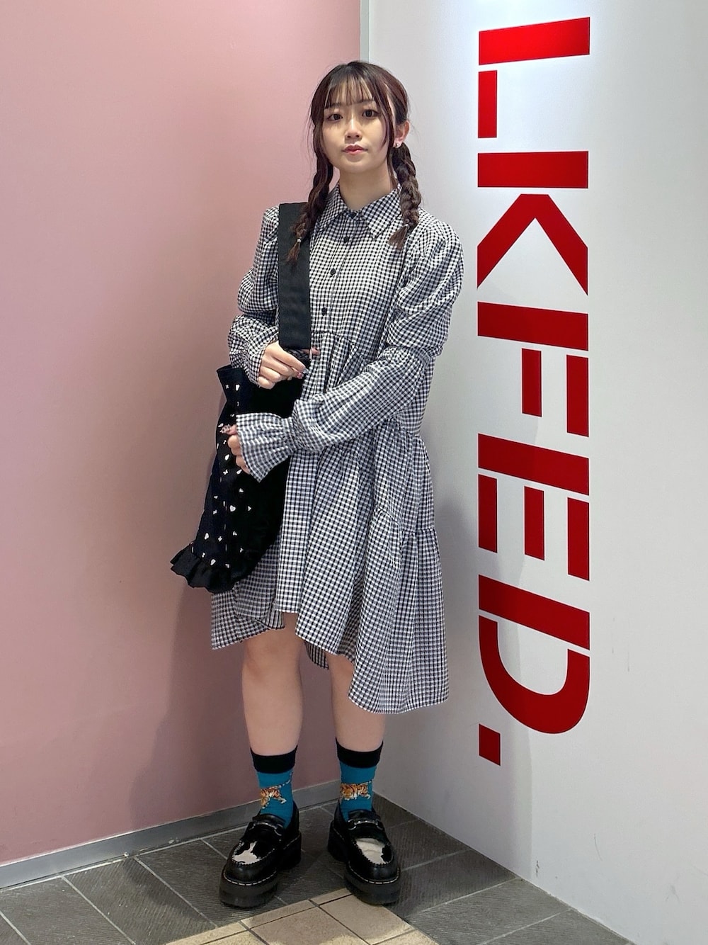 「ミルクフェド、ミルクフェド(MILKFED.)、MILKFED.、ワンピース、ギンガムチェック、キャンバストート、キャンバスバッグ、ハート、ブラックコーデ、デートコーデ、お出かけコーデ、オトナカジュアル、きれいめカジュアル、春コーデ、春服みてみて」｜「MILKFED.のGINGHAM CHECK TIERED DRESS（ワンピース、ブラック系）」を使った、レイナさん（レディース・154cm）の春コーディネートの1枚目の写真