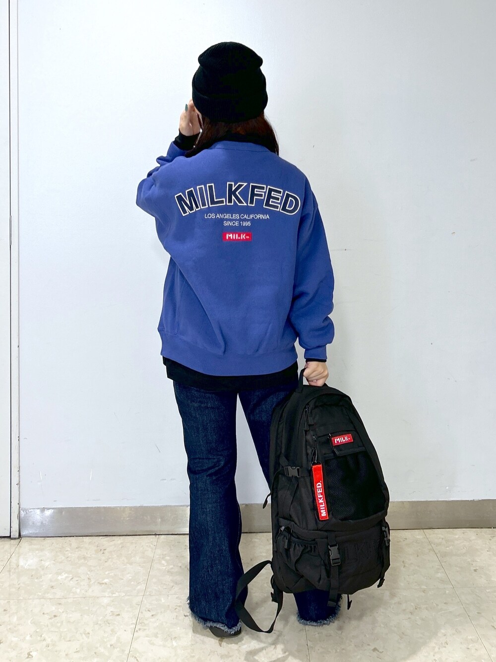「重ね着ベストシーズン、ミルクフェド、ミルクフェド(MILKFED.)、MILKFED.、スウェット、トレーナー、タートルネック、デニムパンツ、フレアデニム、ニット帽、リュック、バックパック、大人カジュアル、ストリートコーデ、チャンピオン」｜「MILKFED.のMILKFED.ⅹCHAMPION SWEAT TOP（スウェット、ブルー系）」を使った、レイナさん（レディース・154cm）の秋コーディネートの1枚目の写真