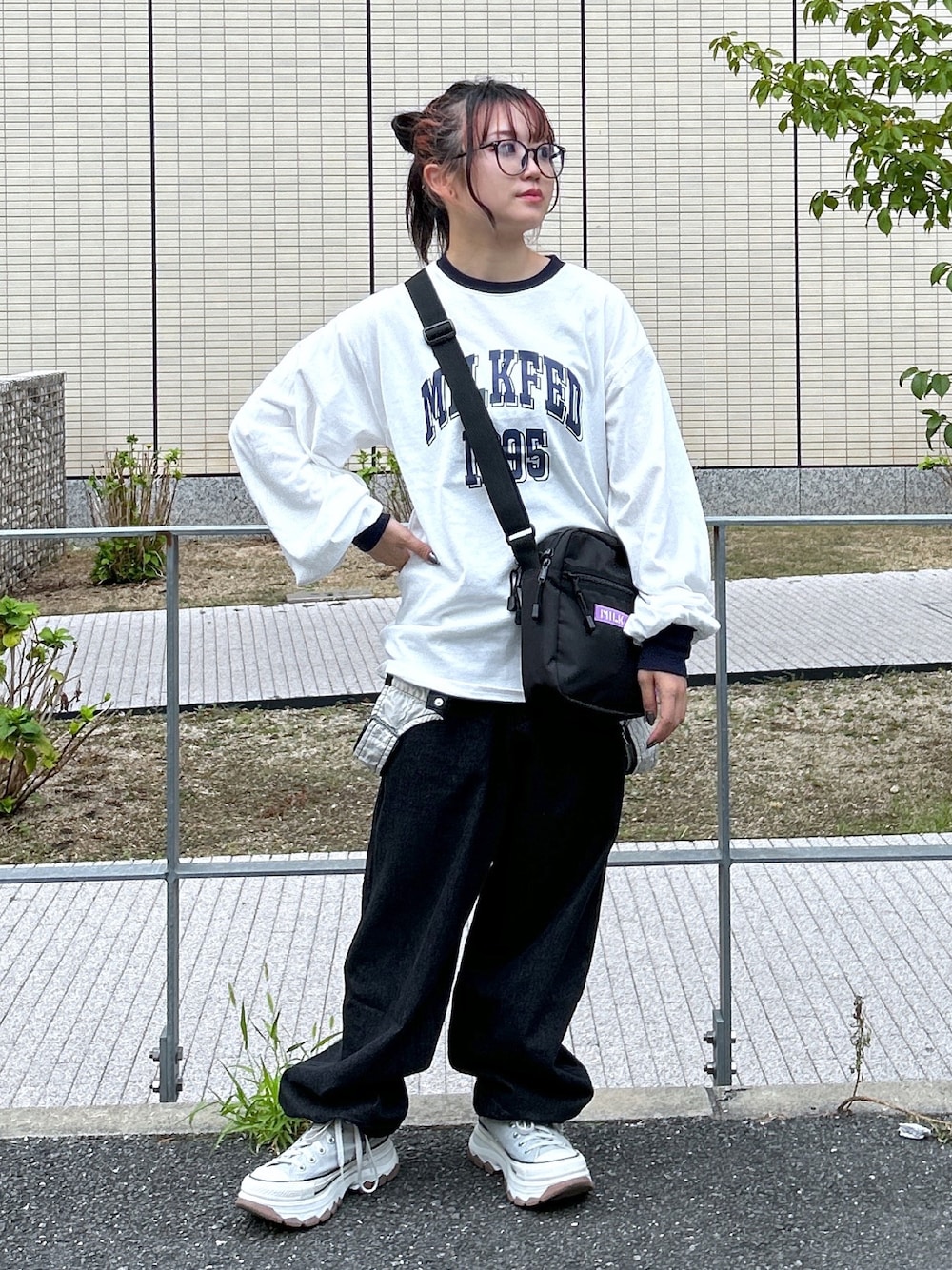 「秋服準備はじめました、ロンT、カラー×コーデ、メガネ女子、ショルダーバッグ、ミルクフェド、ミルクフェド(MILKFED.)、秋コーデ、MILKFED.、リンガーTシャツ、骨格ウェーブ、低身長コーデ、おしゃれさんと繋がりたい、今日のコーデ、厚底スニーカー」｜「MILKFED.のRINGER L/S TOP（Tシャツ/カットソー、ホワイト系）」を使った、レイナさん（レディース・154cm）の秋コーディネートの1枚目の写真