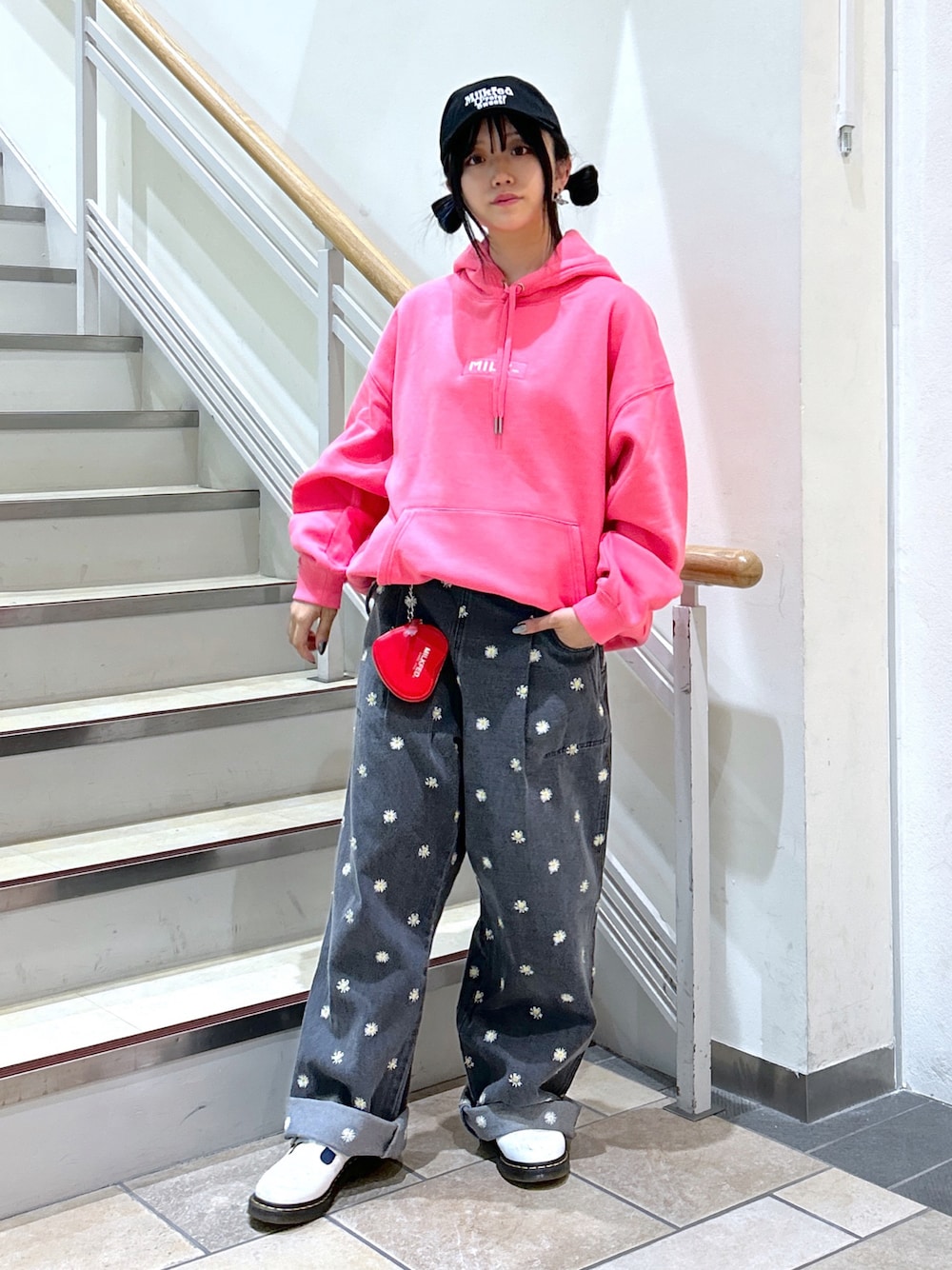 「WEARyouthコーデ、秋服準備はじめました、ミルクフェド、ミルクフェド(MILKFED.)、MILKFED.、パーカー、フーディー、お出かけコーデ、ピンクコーデ、花柄、デイジー柄、サロペット、デニムサロペット、キャップ、キャップ女子」｜「MILKFED.のEMBROIDERED BAR SWEAT HOODIE（パーカー、ピンク系）」を使った、レイナさん（レディース・154cm）の秋コーディネートの1枚目の写真