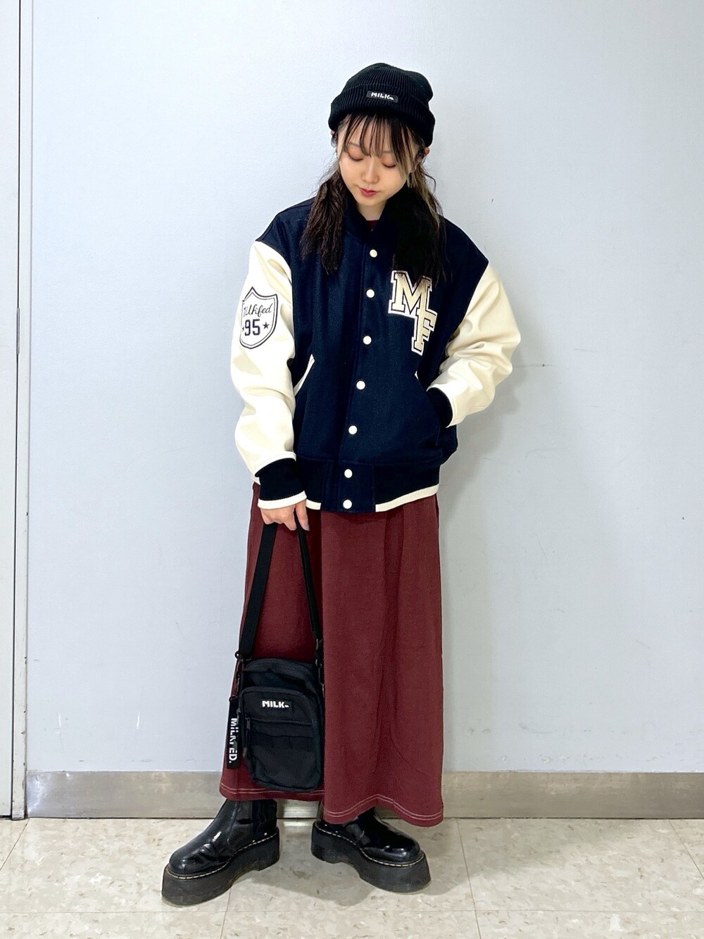 「WEARyouthコーデ、ミルクフェド、ミルクフェド(MILKFED.)、MILKFED.、ストリート、ママコーデ、スタジャン、ニット帽、ワンピース、ショルダーバッグ、クリスマスに着たい服、デートスタイル（WOMEN）、冬アウター、マイベストコーデ2023、オトナカジュアル」｜「MILKFED.のBAR LOGO CRASH KNIT CAP（ニットキャップ/ビーニー、ブラック系）」を使った、レイナさん（レディース・154cm）の冬コーディネートの1枚目の写真