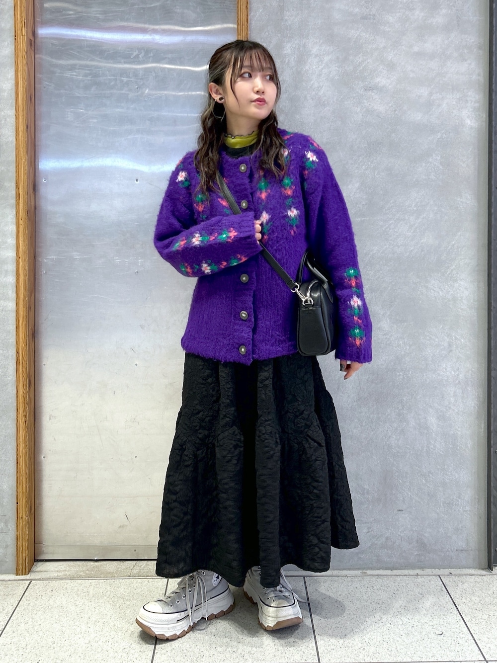 「ファッションを楽しもう、WEARyouthコーデ、お出かけコーデ、ミルクフェド、ミルクフェド(MILKFED.)、MILKFED.、カーディガン、レイヤードスタイル、スニーカー、きれいめカジュアル、シンプルスタイル、骨格ウェーブ、冬コーデ、冬アウター、クリスマスに着たい服」｜「MILKFED.のLAYERED DRESS（ワンピース、ブラック系）」を使った、レイナさん（レディース・154cm）の秋コーディネートの1枚目の写真