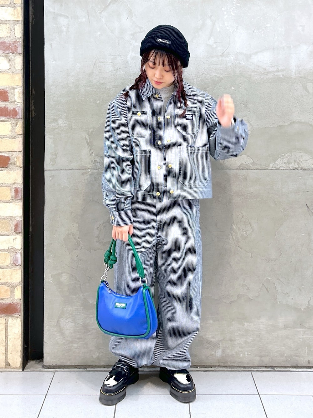 「ミルクフェド、ミルクフェド(MILKFED.)、MILKFED.、ヒッコリー、ヒッコリーパンツ、オーバーオール、サロペット、セットアップ、ニット帽、ストライプ、ショルダーバッグ、冬を彩る色いろコーデ、メンズライク、骨格ウェーブ、ワークジャケット」｜「Dr. MartensのDr.Martens Adrian Snaffle Loffer / ドクターマーチン エイドリアン スナッフル ローファー（ローファー、ブラック系）」を使った、レイナさん（レディース・154cm）の冬コーディネートの1枚目の写真