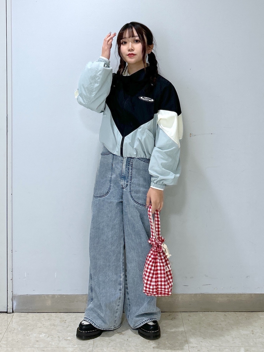 「ミルクフェド、ミルクフェド(MILKFED.)、MILKFED.、ランチバッグ、ブルゾン、シャカシャカ、デニムパンツ、ギンガムチェック、春アウター、オトナカジュアル、おでかけコーデ、大人カジュアル、春コーデ、お出かけコーデ」｜「MILKFED.のBIG POCKETS PANTS（デニムパンツ、ブルー系）」を使った、レイナさん（レディース・154cm）の春コーディネートの1枚目の写真