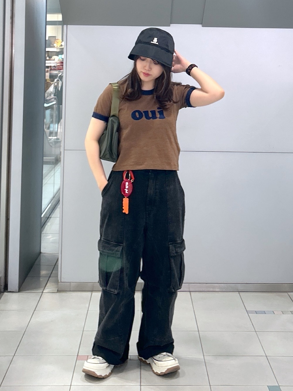 「ミルクフェド、MILKFED.、ミルクフェド(MILKFED.)、チビT、リンガーTシャツ、ブラウン、ハンドバッグ、バケットハット、aqostudiospace、カーゴパンツ、デニムカーゴパンツ、コインケース、ストリート、お出かけコーデ、ストリートコーデ」｜「AQO STUDIO SPACEのMILKFED.xAQO STUDIOS BUCKET HAT（ハット、ブラック系）」を使った、レイナさん（レディース・154cm）の春コーディネートの1枚目の写真