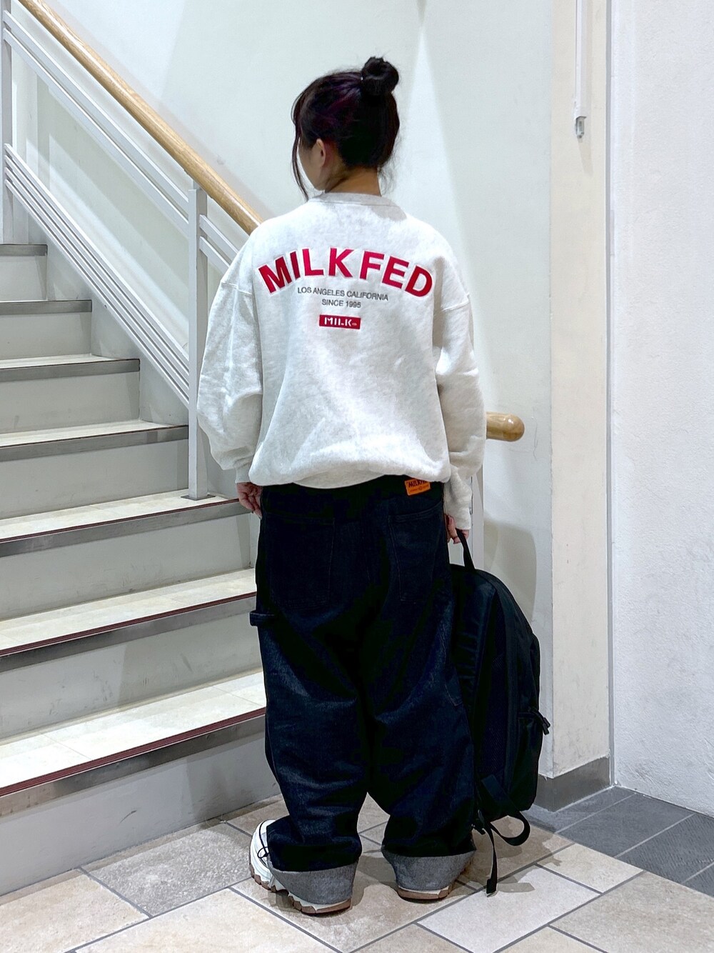 「ミルクフェド、ミルクフェド(MILKFED.)、MILKFED.、Champion、チャンピオン、トレーナー、スウェット、オーバーサイズ、ストリート、ストリートコーデ、メンズライク、ボーイズライク、バックパック、リュック、デニムパンツ」｜「MILKFED.のMILKFED.ⅹCHAMPION SWEAT TOP（スウェット、ベージュ系）」を使った、レイナさん（レディース・154cm）の秋コーディネートの1枚目の写真