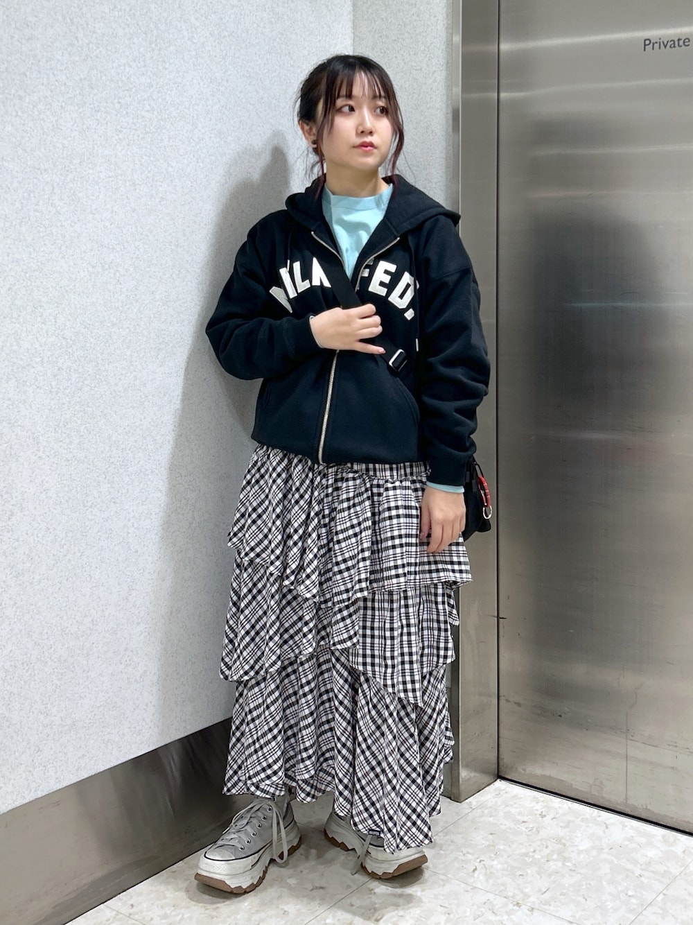 「ミルクフェド、ミルクフェド(MILKFED.)、MILKFED.、ジップアップパーカー、パーカー、ティアードスカート、チェックスカート、大人カジュアル、着回しコーデ、カジュアルコーデ、ブラックコーデ、スニーカーコーデ、チェック、お出かけコーデ、ロングスカート」｜「MILKFED.のARCH LOGO ZIP UP HOODIE（パーカー、ブラック系）」を使った、レイナさん（レディース・154cm）の冬コーディネートの1枚目の写真