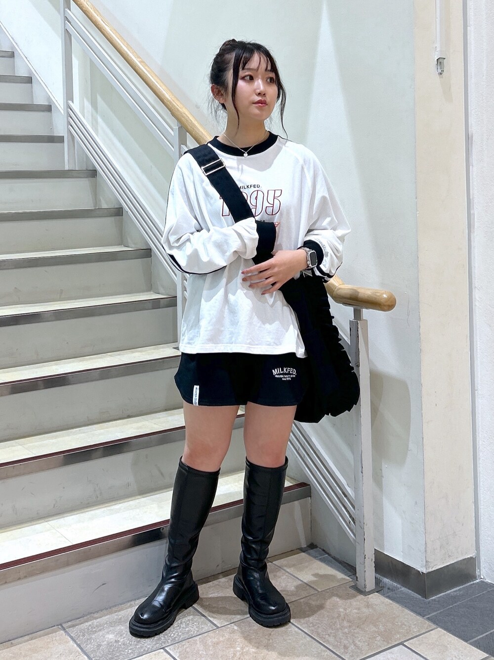 「ミルクフェド、ミルクフェド(MILKFED.)、MILKFED.、ロンT、ショルダーバッグ、フリルバッグ、ショートパンツ、スウェットパンツ、カットソー、カジュアルコーデ、シンプルコーデ、おでかけコーデ、24SS春の新作」｜「MILKFED.のHEART EMBROIDERY CANVAS BAG（ショルダーバッグ、ブラック系）」を使った、レイナさん（レディース・154cm）の冬コーディネートの1枚目の写真