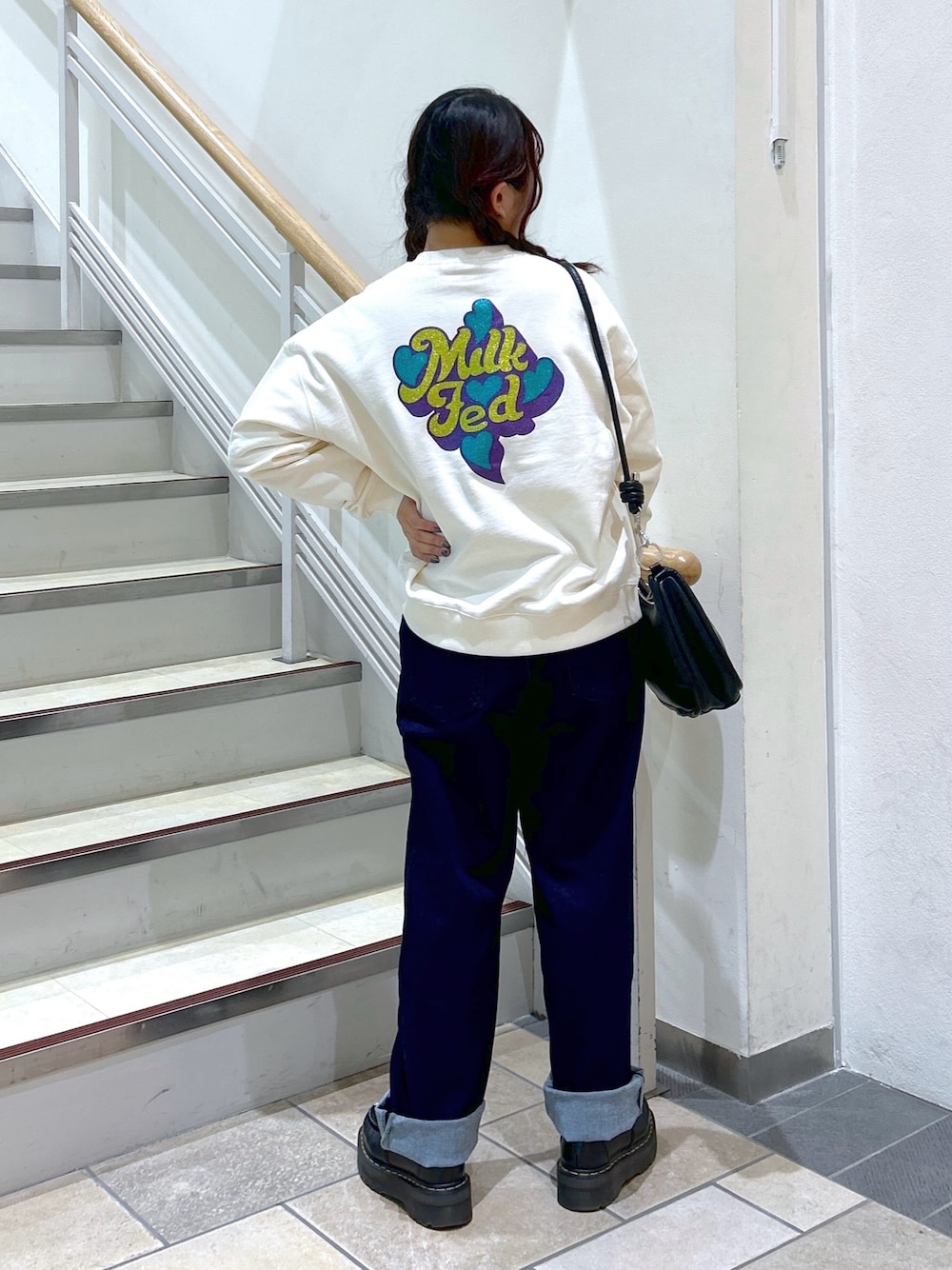 「ミルクフェド、ミルクフェド(MILKFED.)、MILKFED.、スウェット、トレーナー、グリッター、ラメ、デニムパンツ、ショルダーバッグ、レザーバッグ、お出かけコーデ、カジュアルコーデ、カラー×コーデ、冬を彩る色いろコーデ」｜「MILKFED.のPIPING BAG（ショルダーバッグ、ブラック系）」を使った、レイナさん（レディース・154cm）の冬コーディネートの1枚目の写真